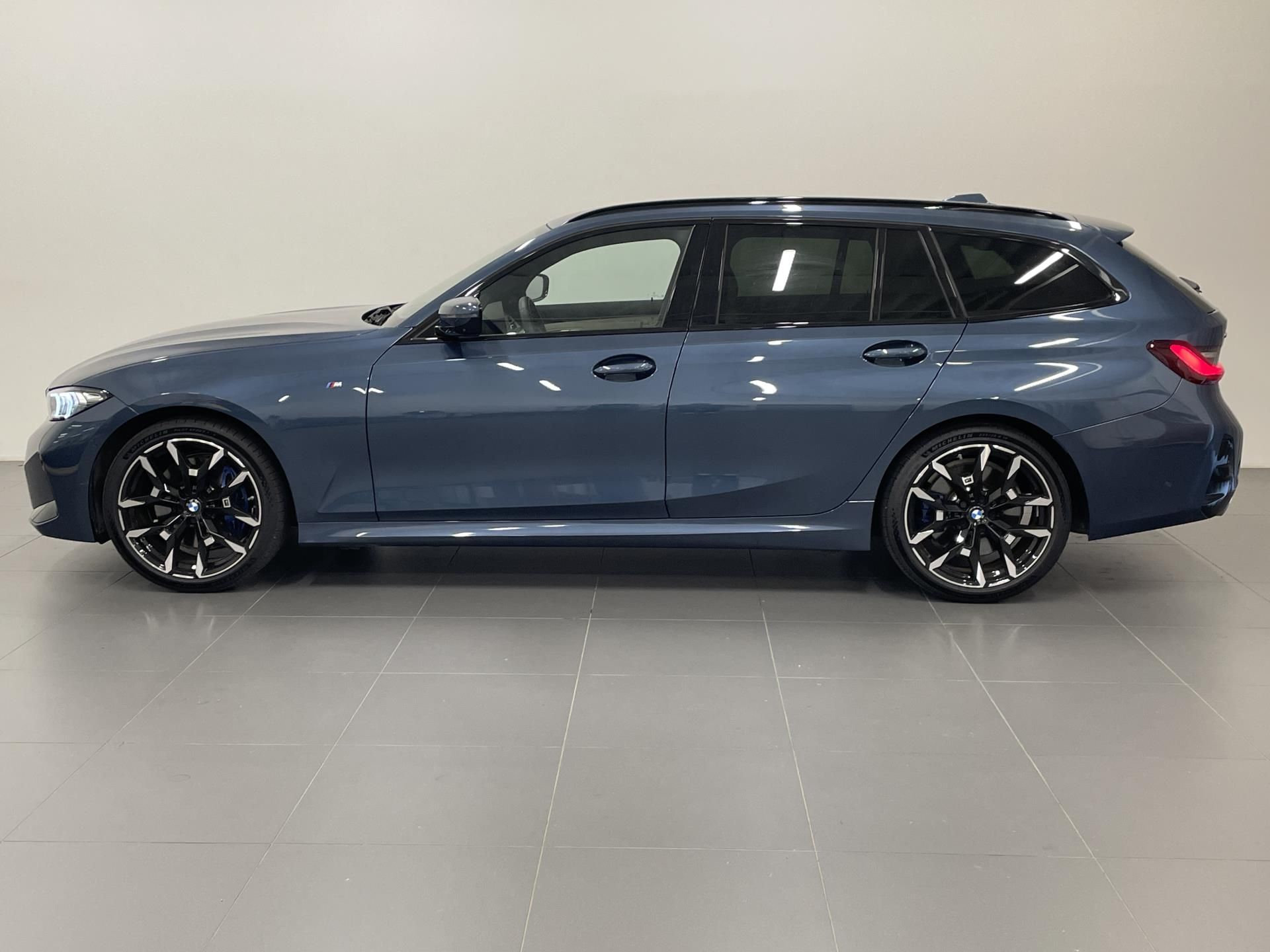 BMW Řada 3, 320d xDrive Touring Tažné 360 - fotka 3
