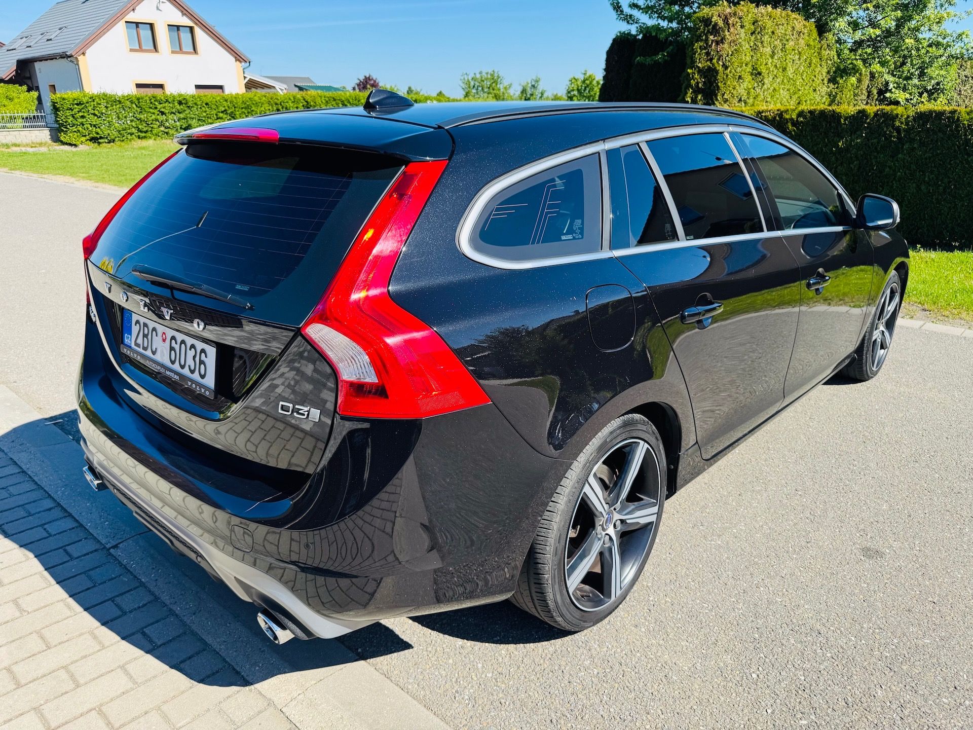 Volvo V60, D3 R-DESIGN AUT plný servis - fotka 3