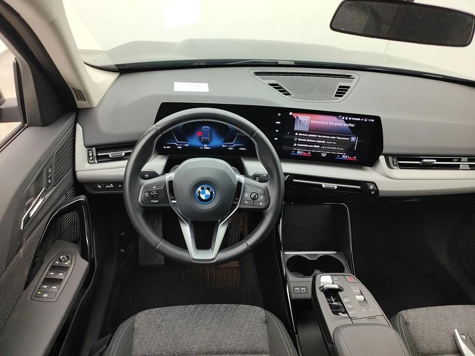 BMW iX1, xDrive30 - fotka 5