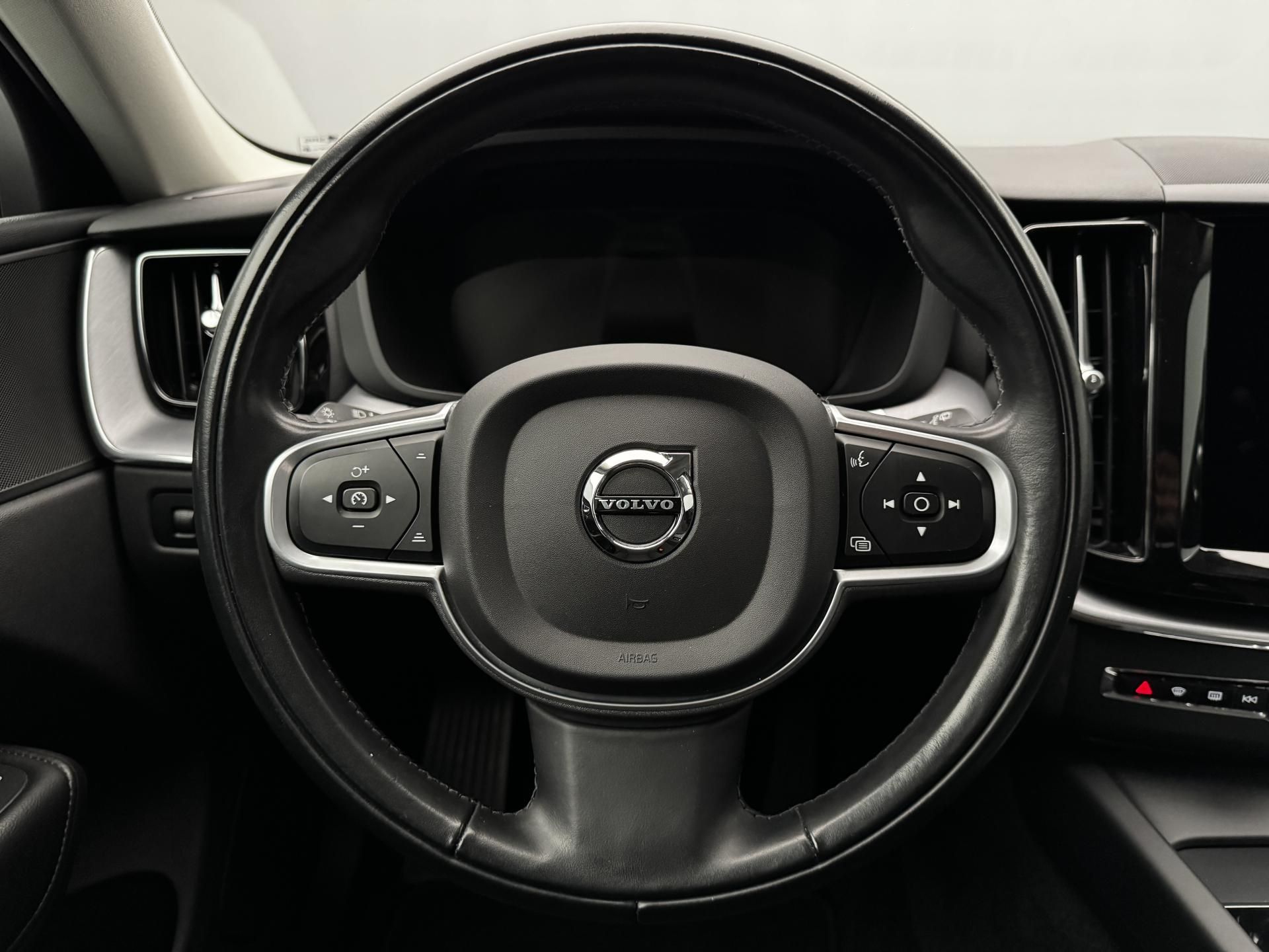 Volvo XC60, B4 AWD MOMENTUM AUT CZ - fotka 3