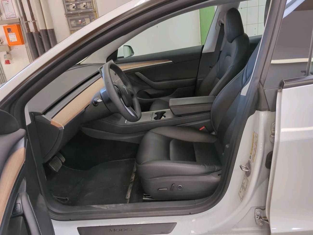 Tesla Model 3, STANDART RANGE 239kw SOH 94% - fotka 6