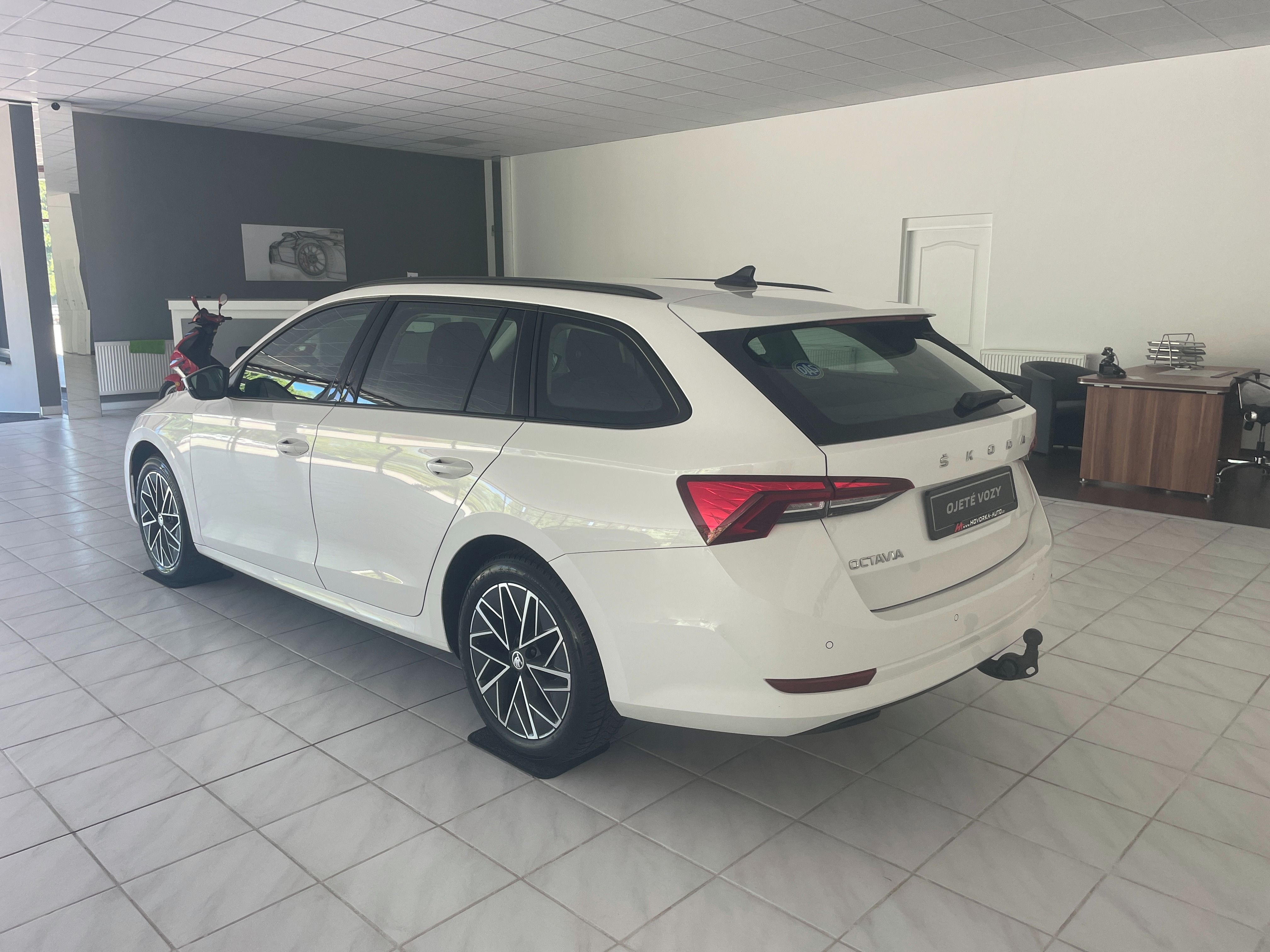 Škoda Octavia, 2.0 TDI Ambition DSG kombi - fotka 4