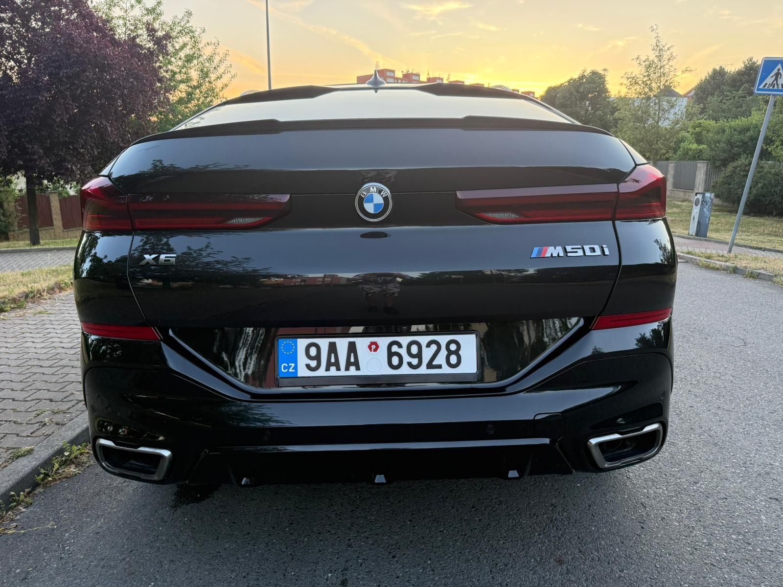 BMW X6, Prodám BMW X6 M50i boh. výbava - fotka 6