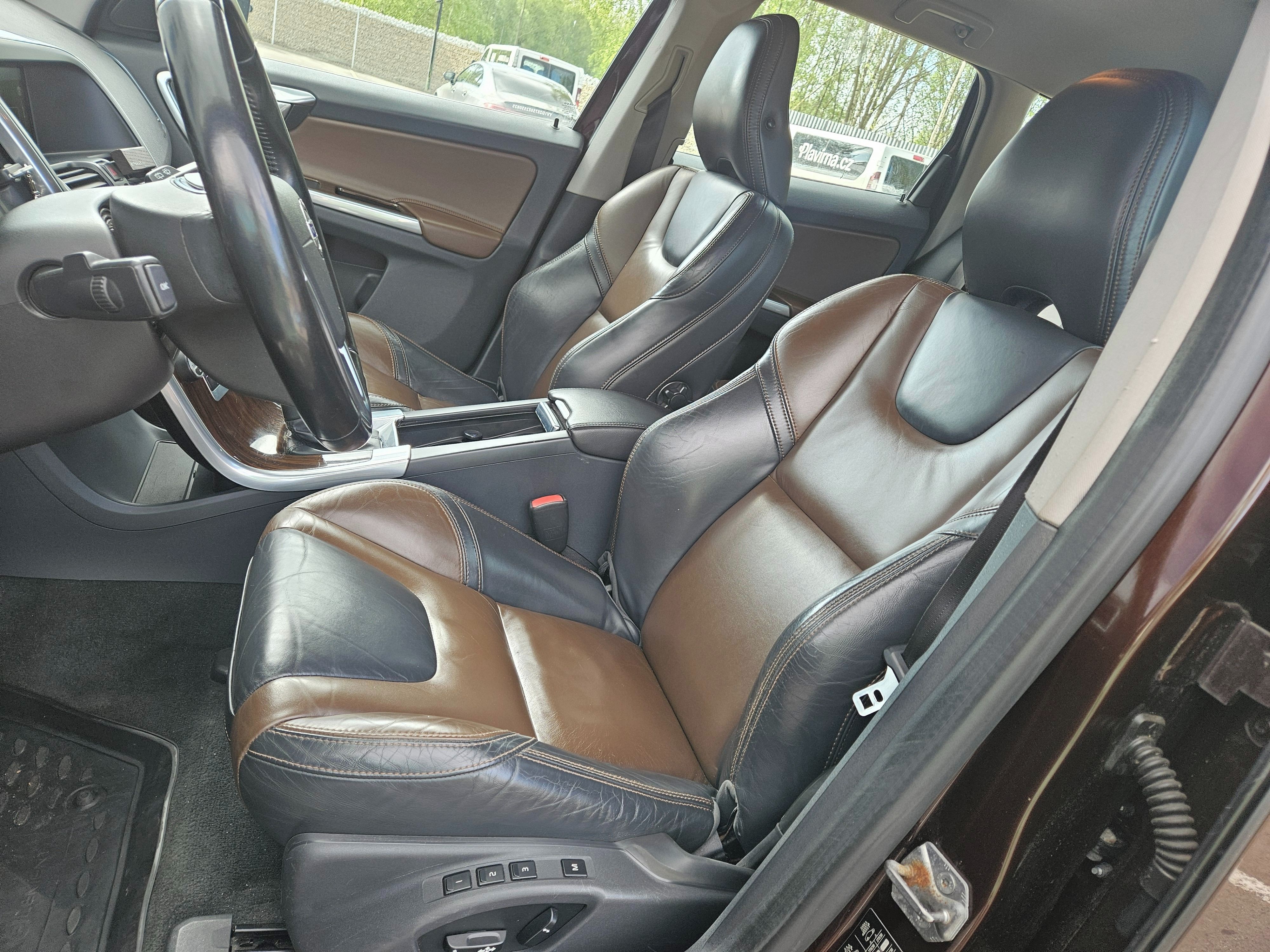 Volvo XC60, XC60 D4 169KW! AWD, KŮŽE, ACC - fotka 3