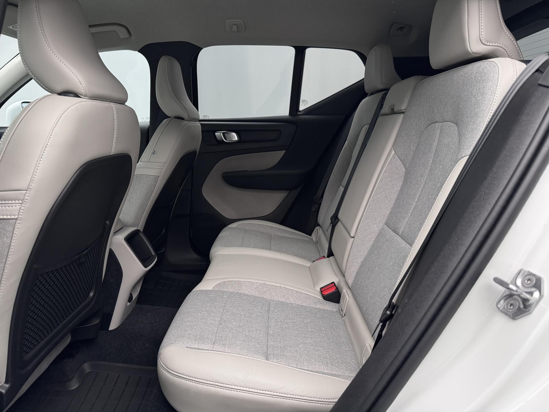 Volvo XC40, T3 MOMENTUM AUT - fotka 6