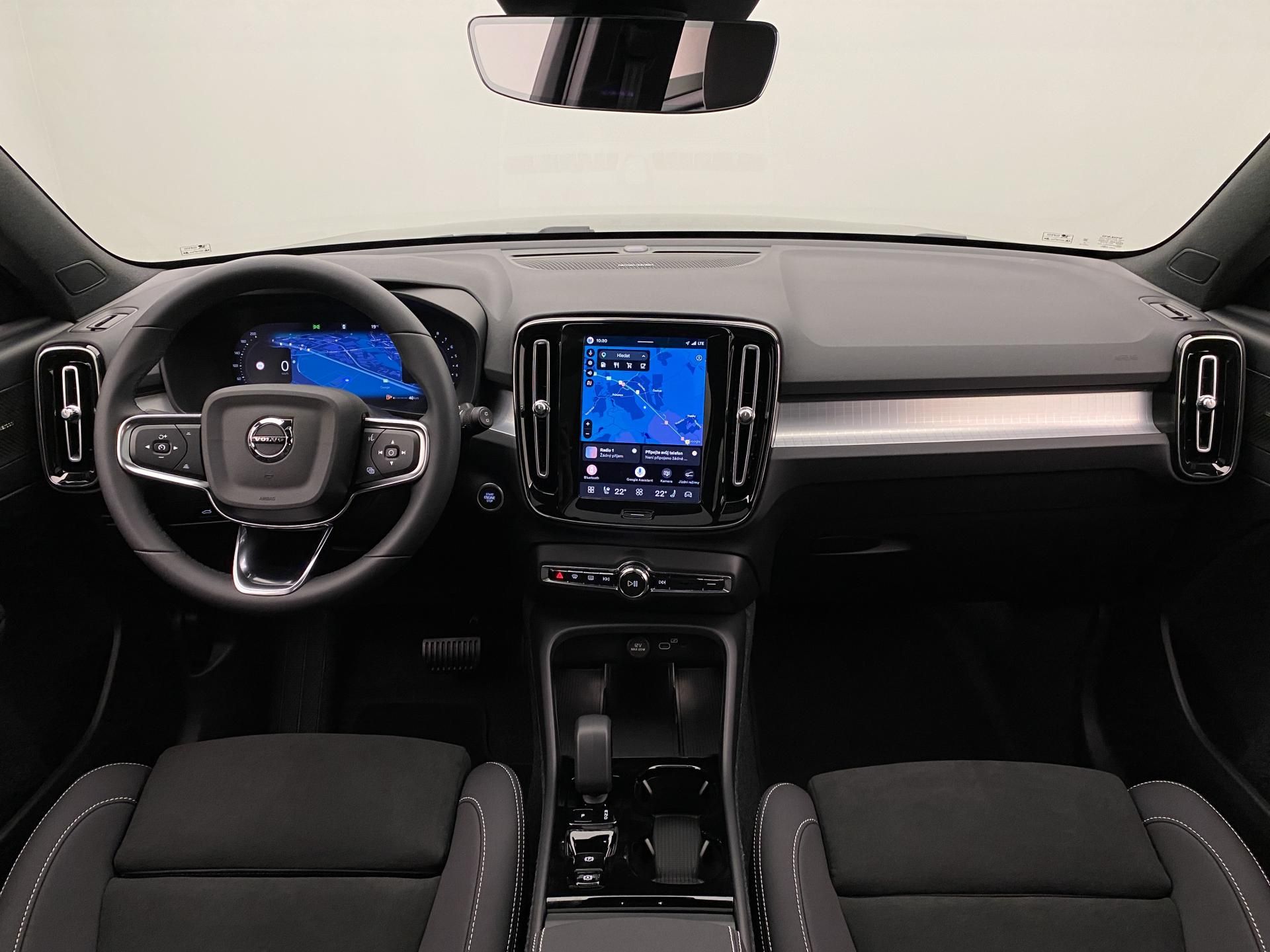 Volvo XC40, B3 AUT DARK ULTRA - fotka 2