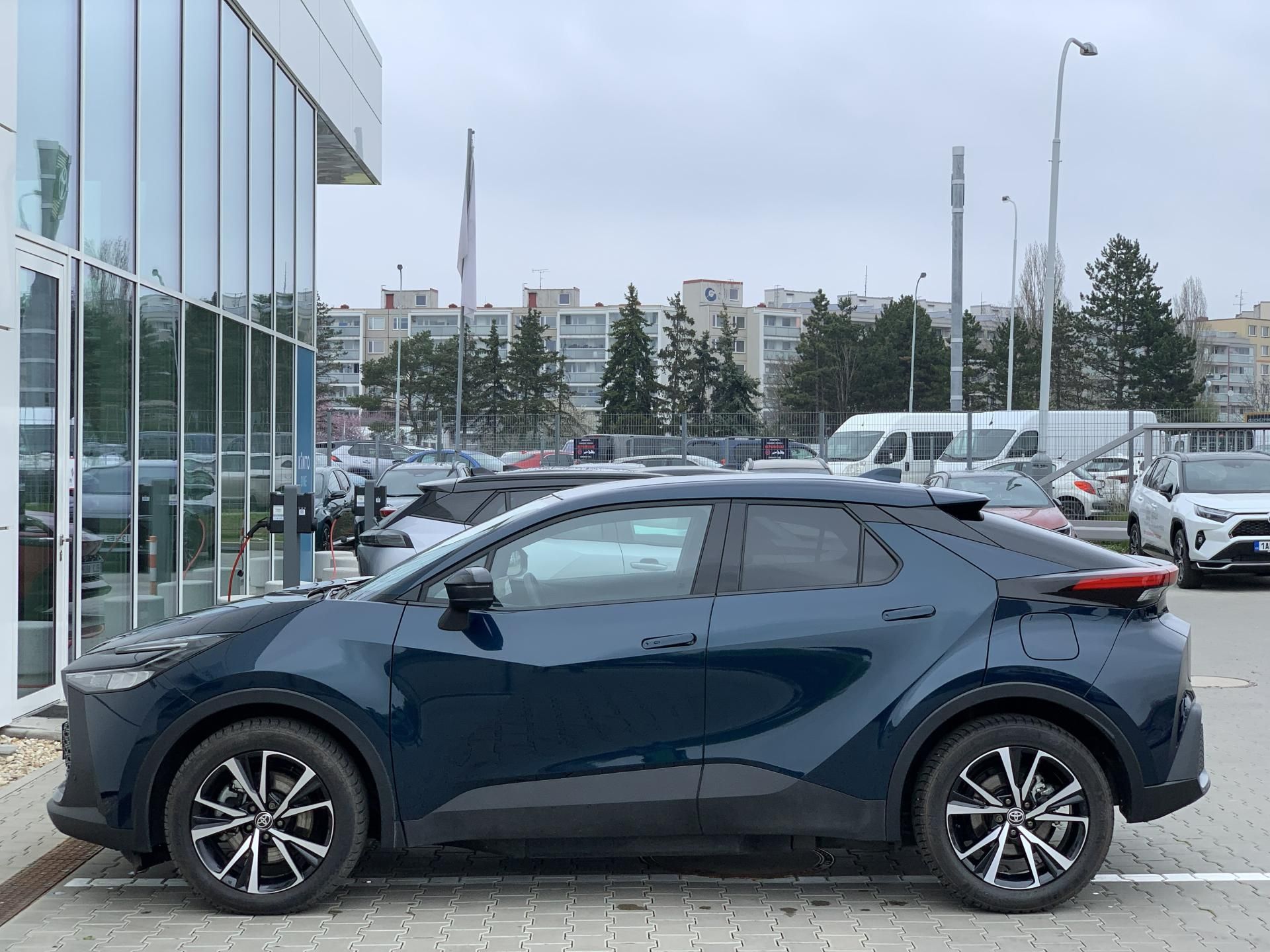 Toyota C-HR, STYLE 2.0 PHEV 223k e-CVT - fotka 4