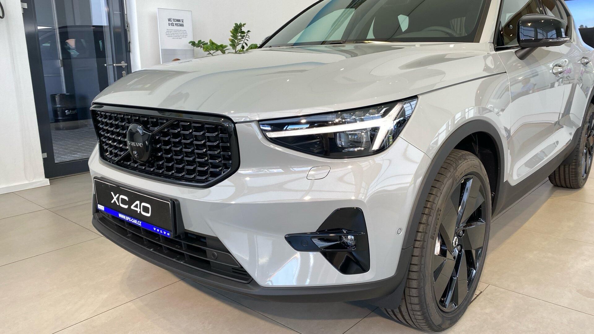 Volvo XC40, PLUS BLACK EDITION, B4 FWD, 14 - fotka 4