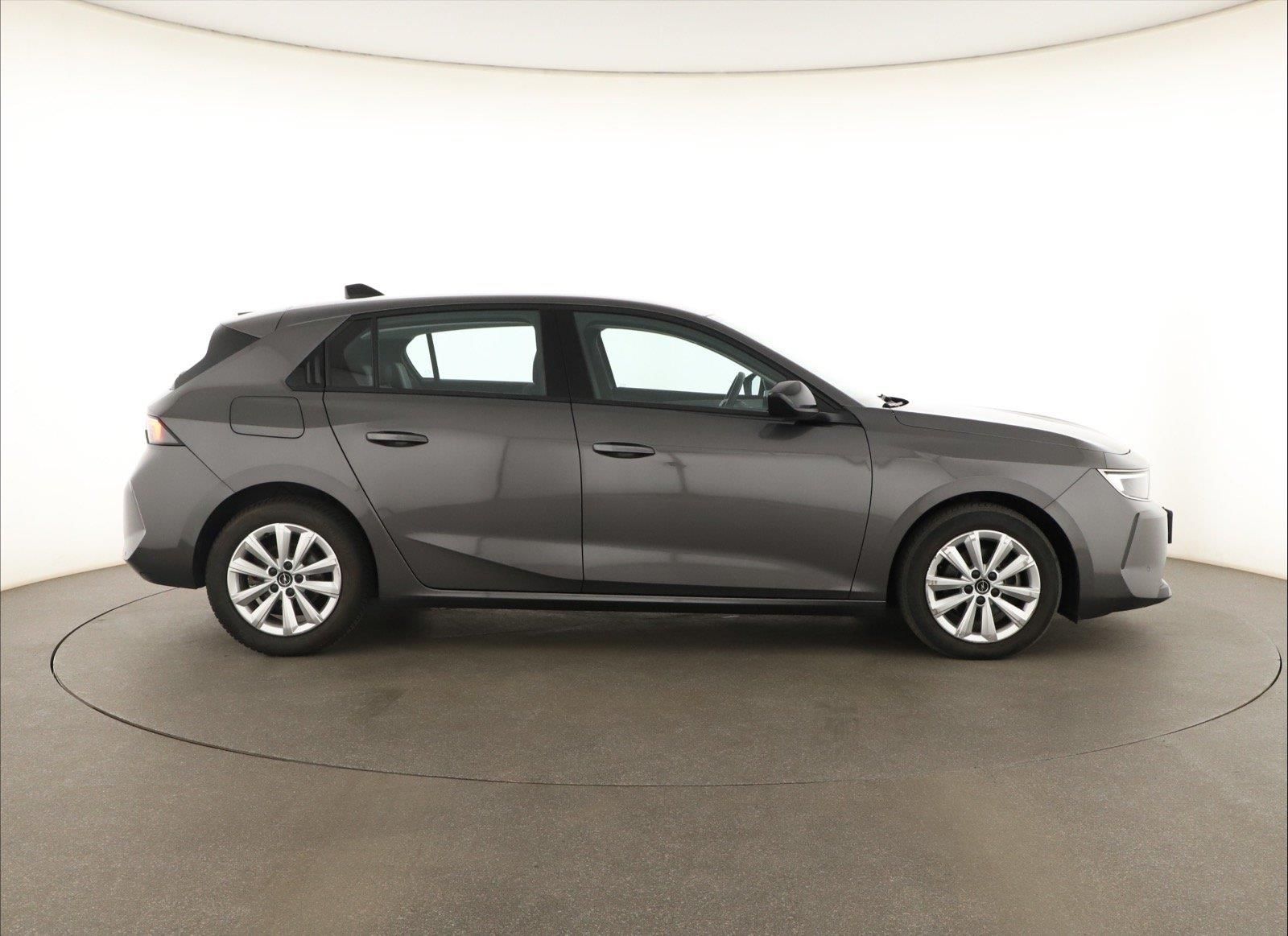 Opel Astra, 1.2 Turbo, Edition, Navi - fotka 6