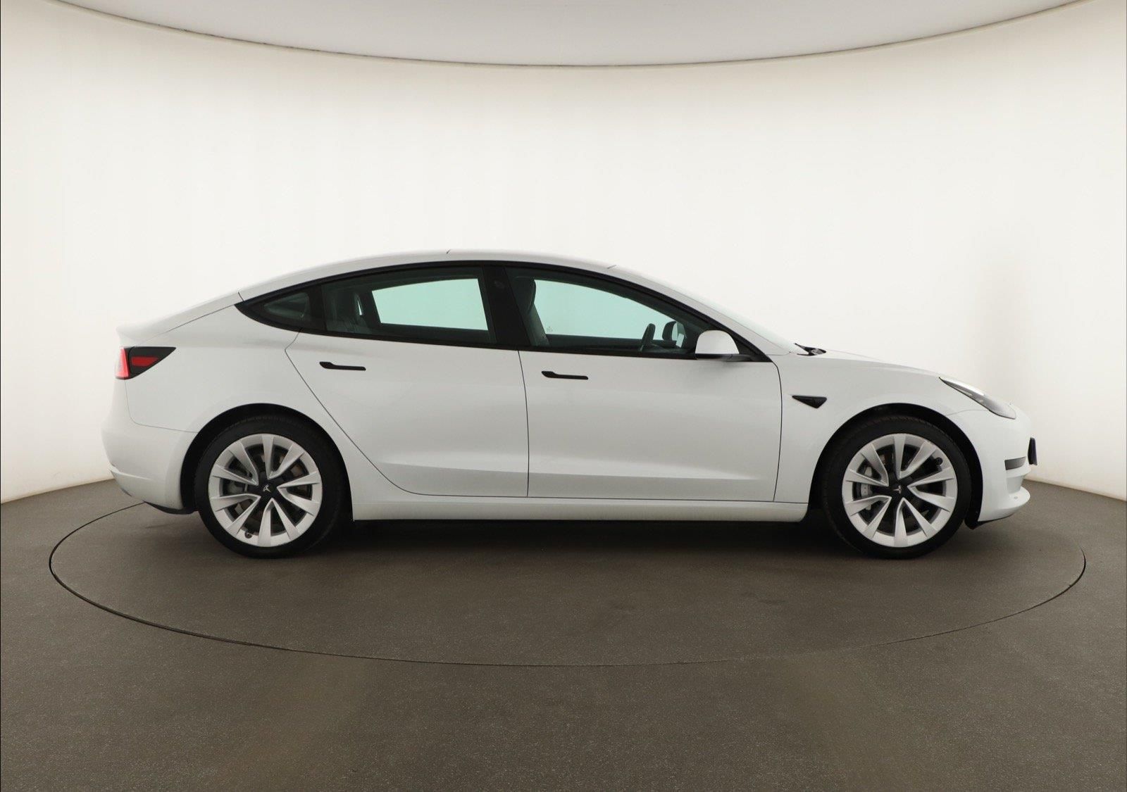 Tesla Model 3, Standard Range 60kWh, SoH 97% - fotka 6