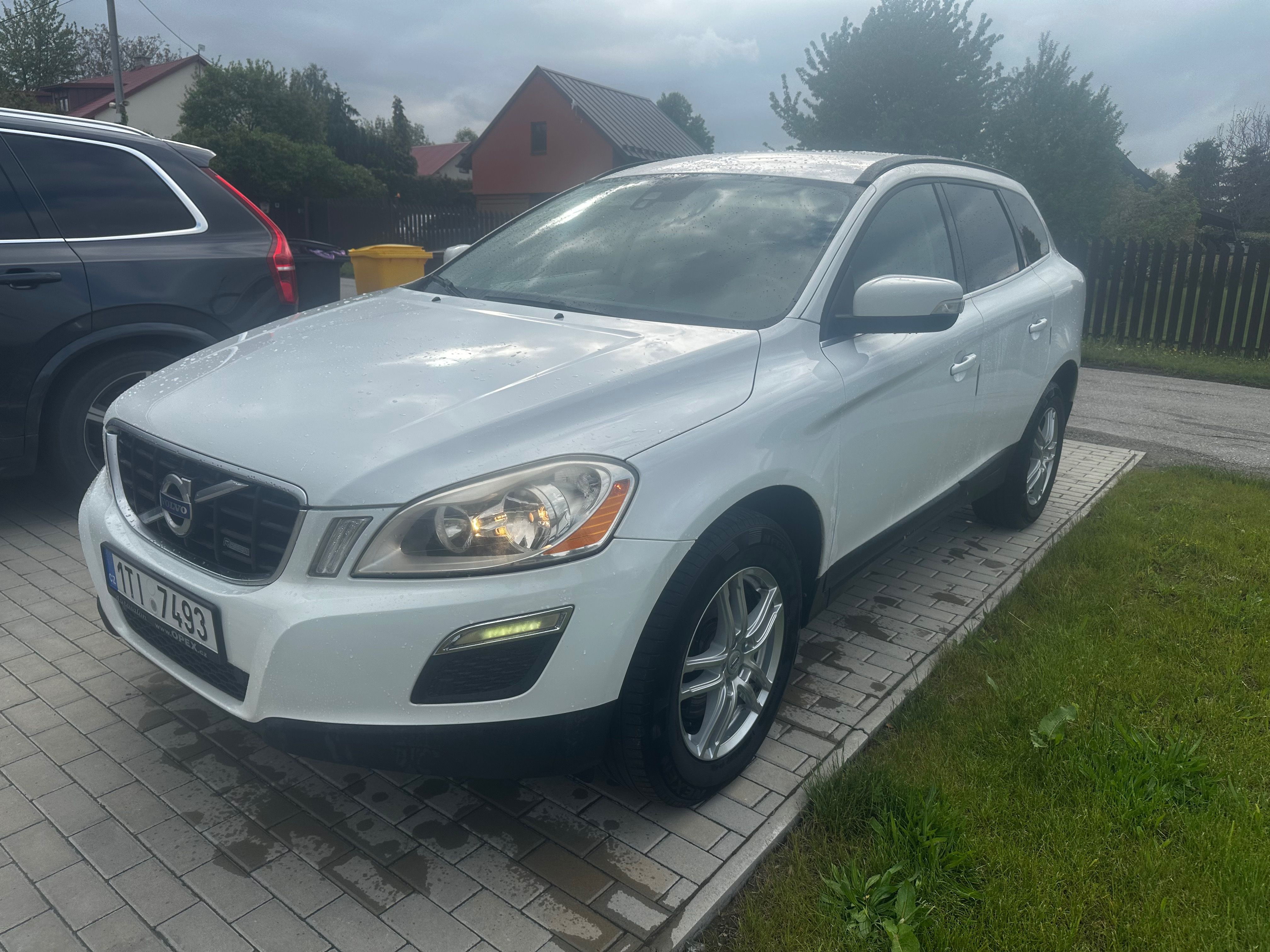 Volvo XC60, 2,4D, R-Design - fotka 3