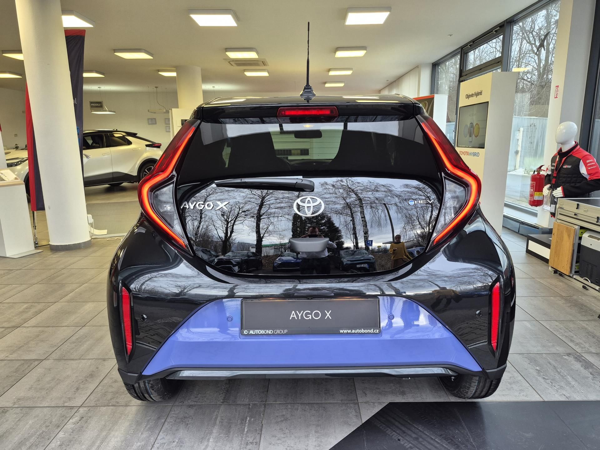 Toyota Aygo, Executive 1.5 Hybrid (116 k) - fotka 6