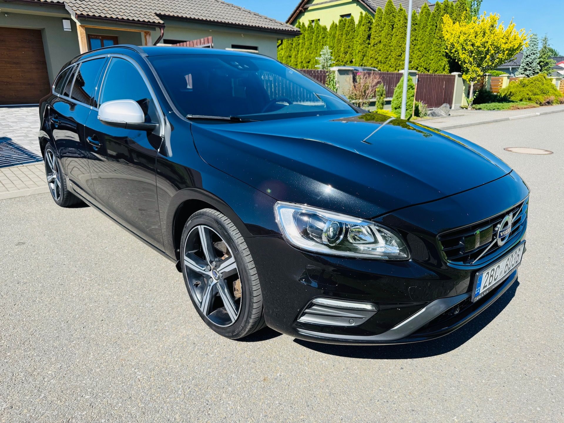 Volvo V60, D3 R-DESIGN AUT plný servis