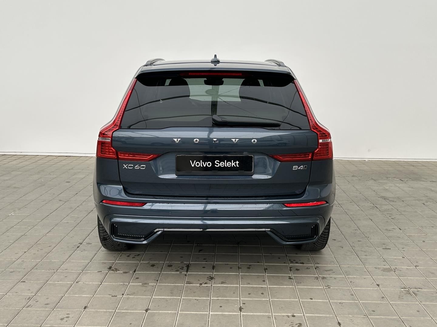 Volvo XC60, 2.0B4 145kW 4x4  PLUS  Black - fotka 5
