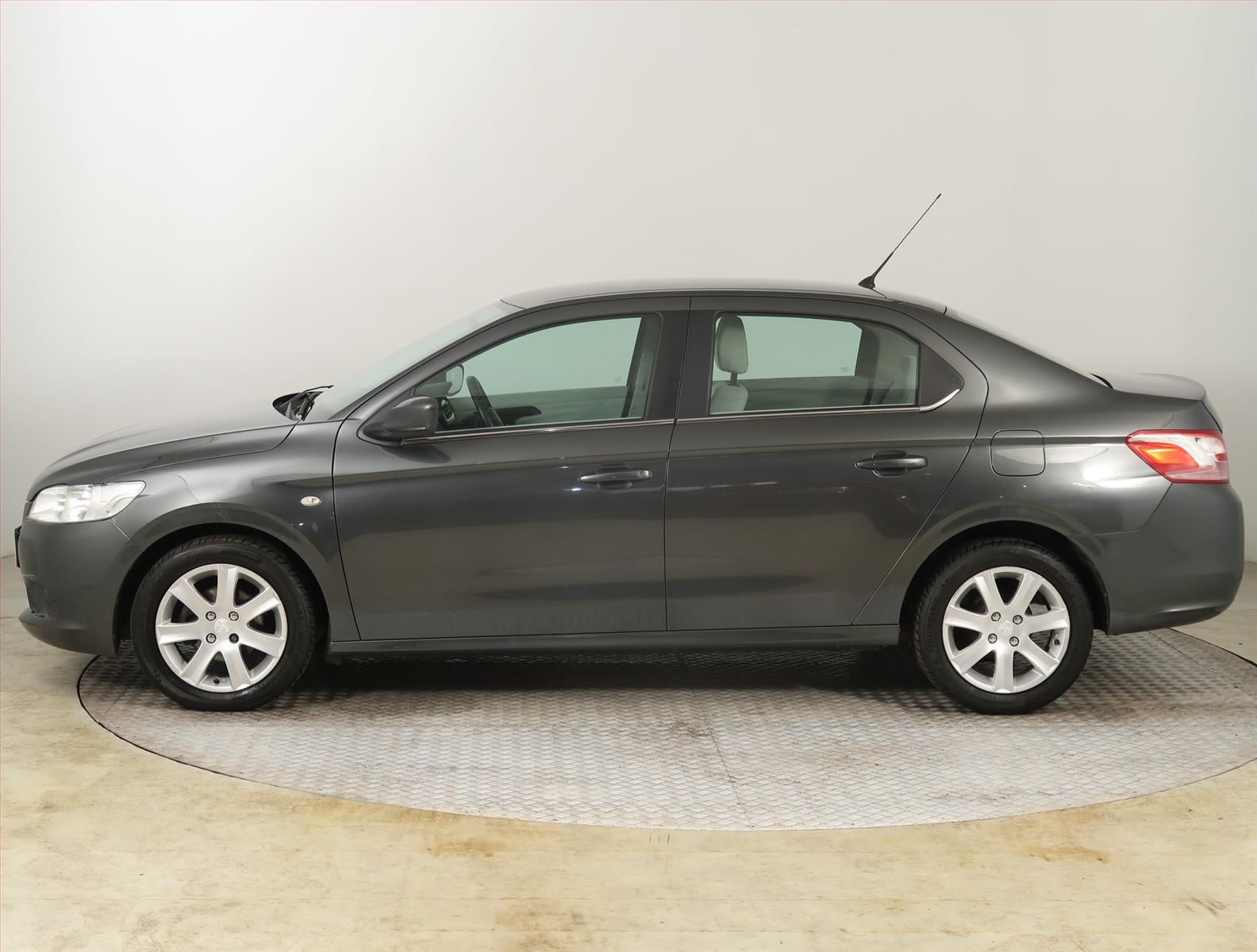 Peugeot 301, 1.6 HDi, Automatická klima - fotka 3