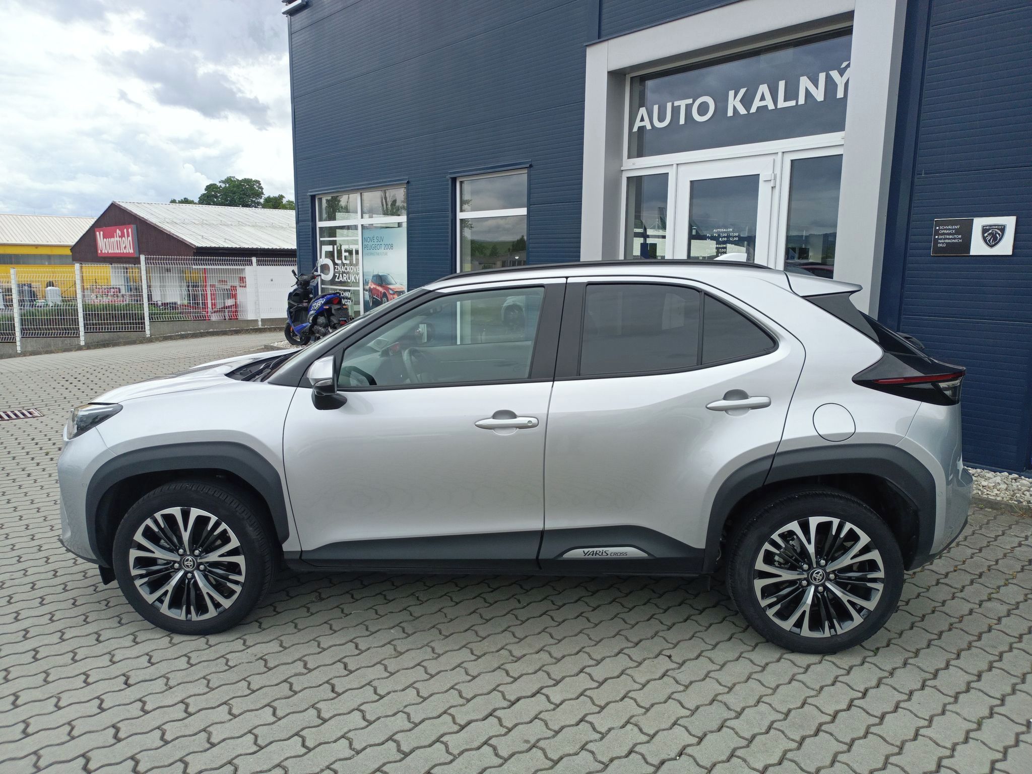 Toyota Yaris Cross, Executive 1,5 Hybrid 130k,e-CV - fotka 3