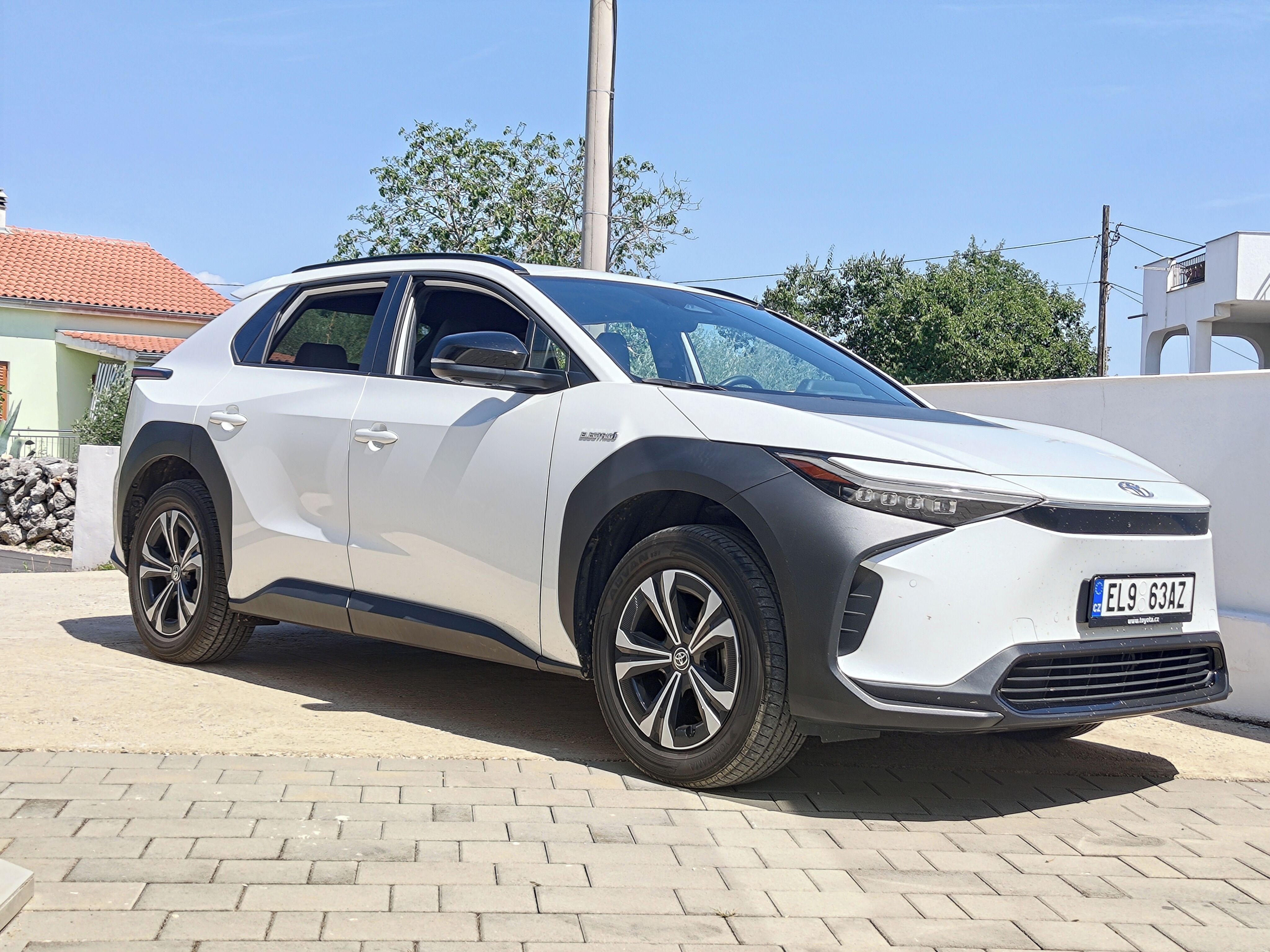Toyota bZ4X, 4x4 zakoupeno v ČR plný servis - fotka 6