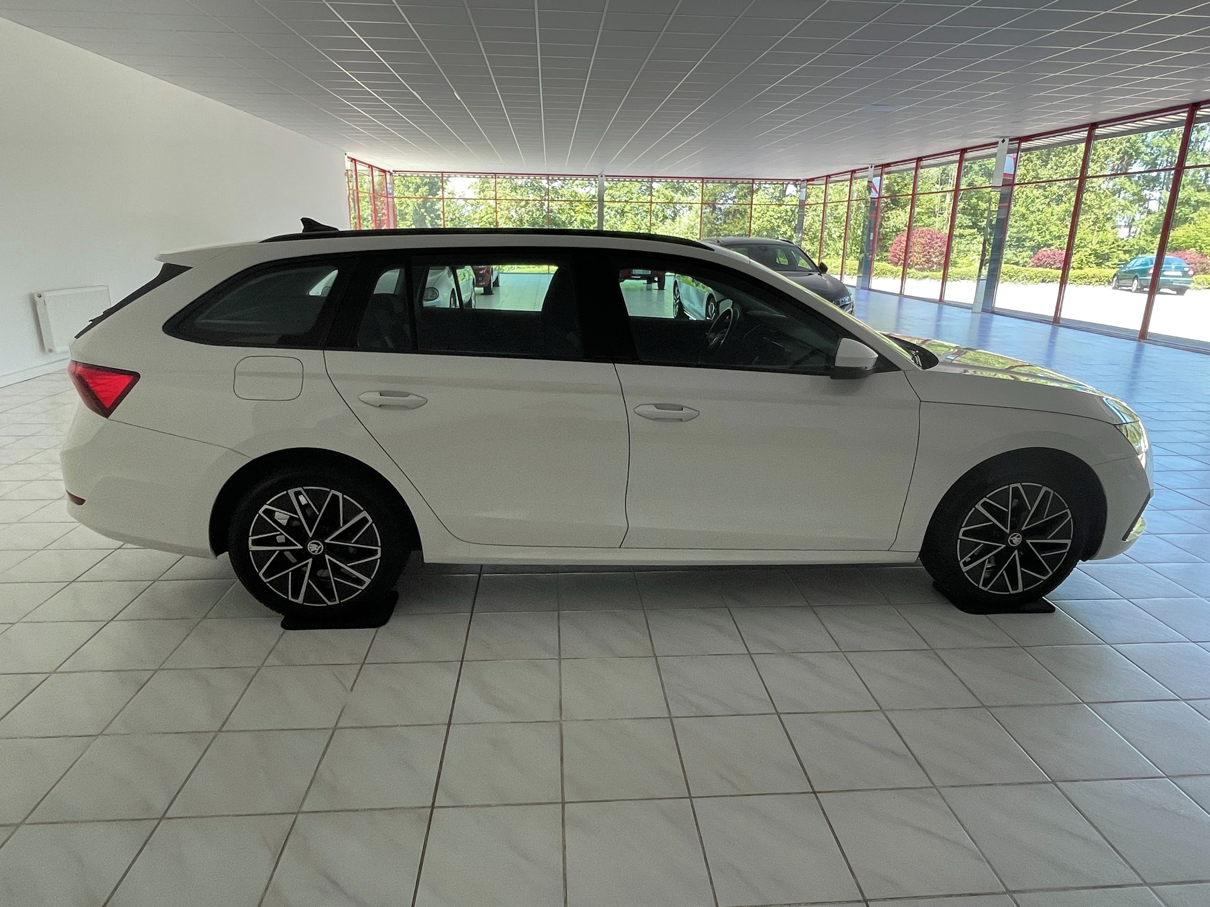 Škoda Octavia, 2.0 TDI Ambition DSG kombi - fotka 5