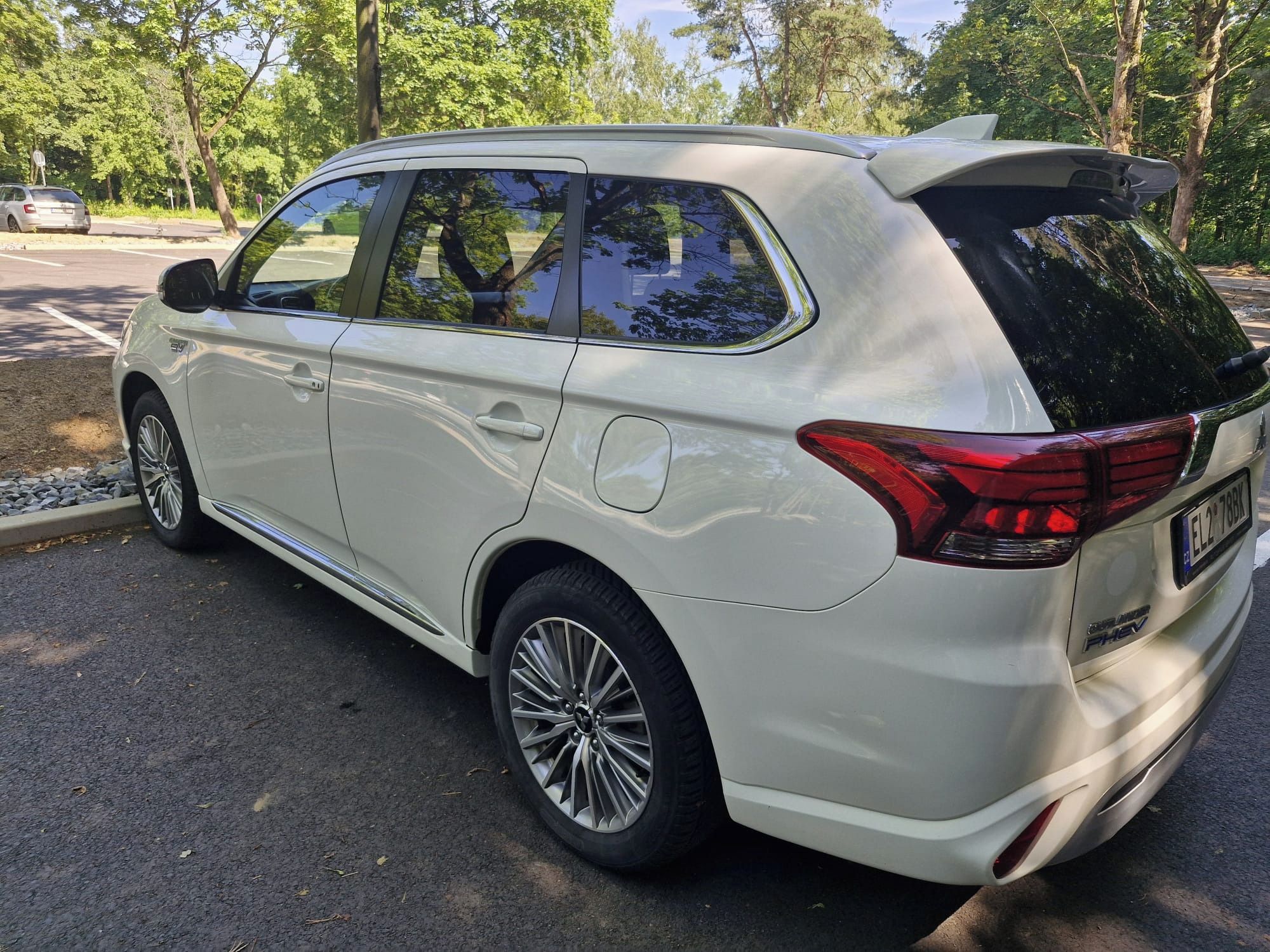Mitsubishi Outlander, 2.4 i 4x4 PHEV autori servis - fotka 4