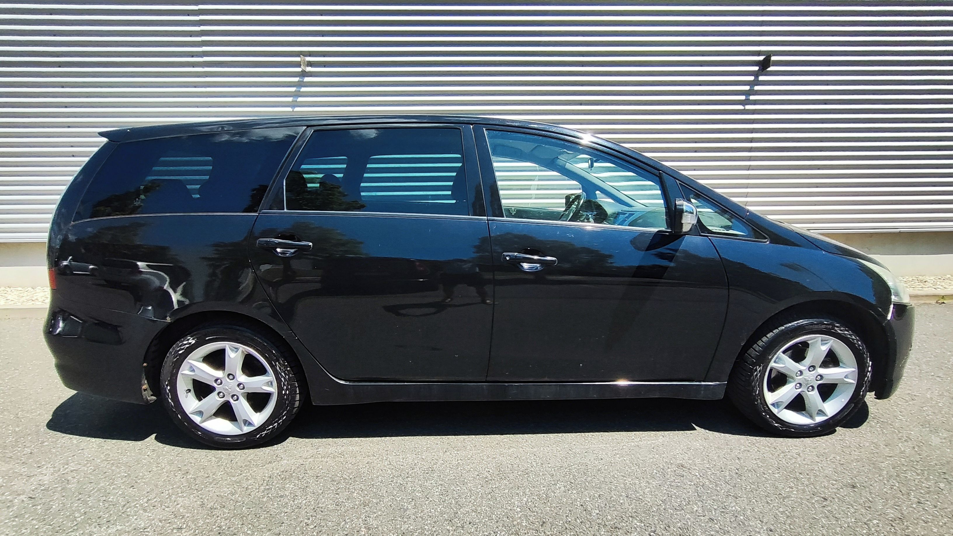 Mitsubishi Grandis, 2.0 DI-D Intense  7 míst tažné - fotka 5
