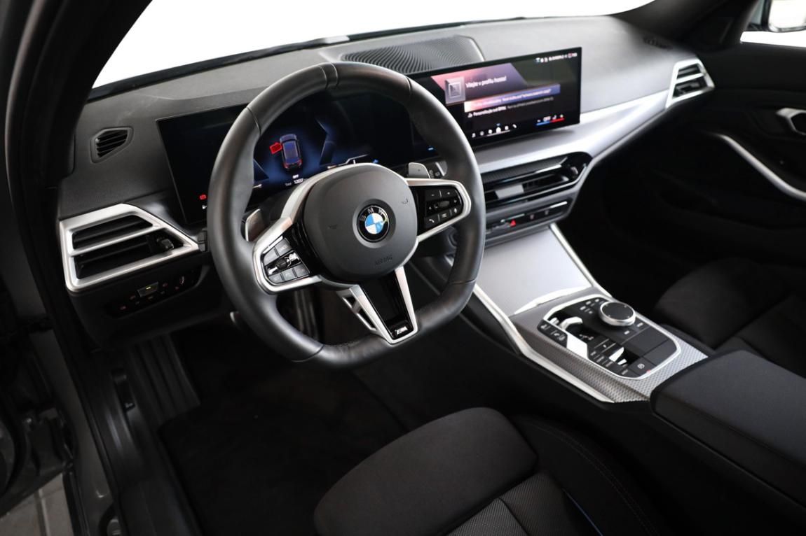 BMW Řada 3, 330i xDrive Touring - fotka 2