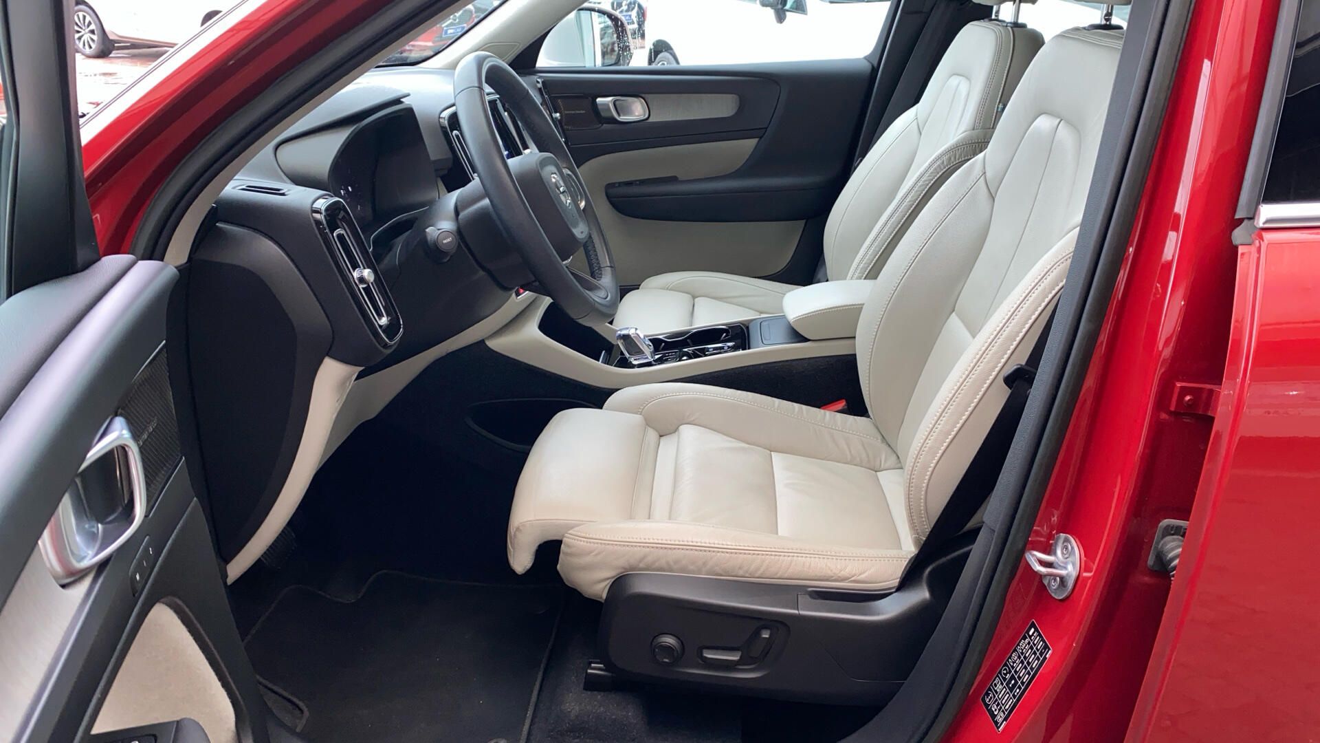 Volvo XC40, PLUS BRIGHT, B4 FWD, 145+10 kW - fotka 5