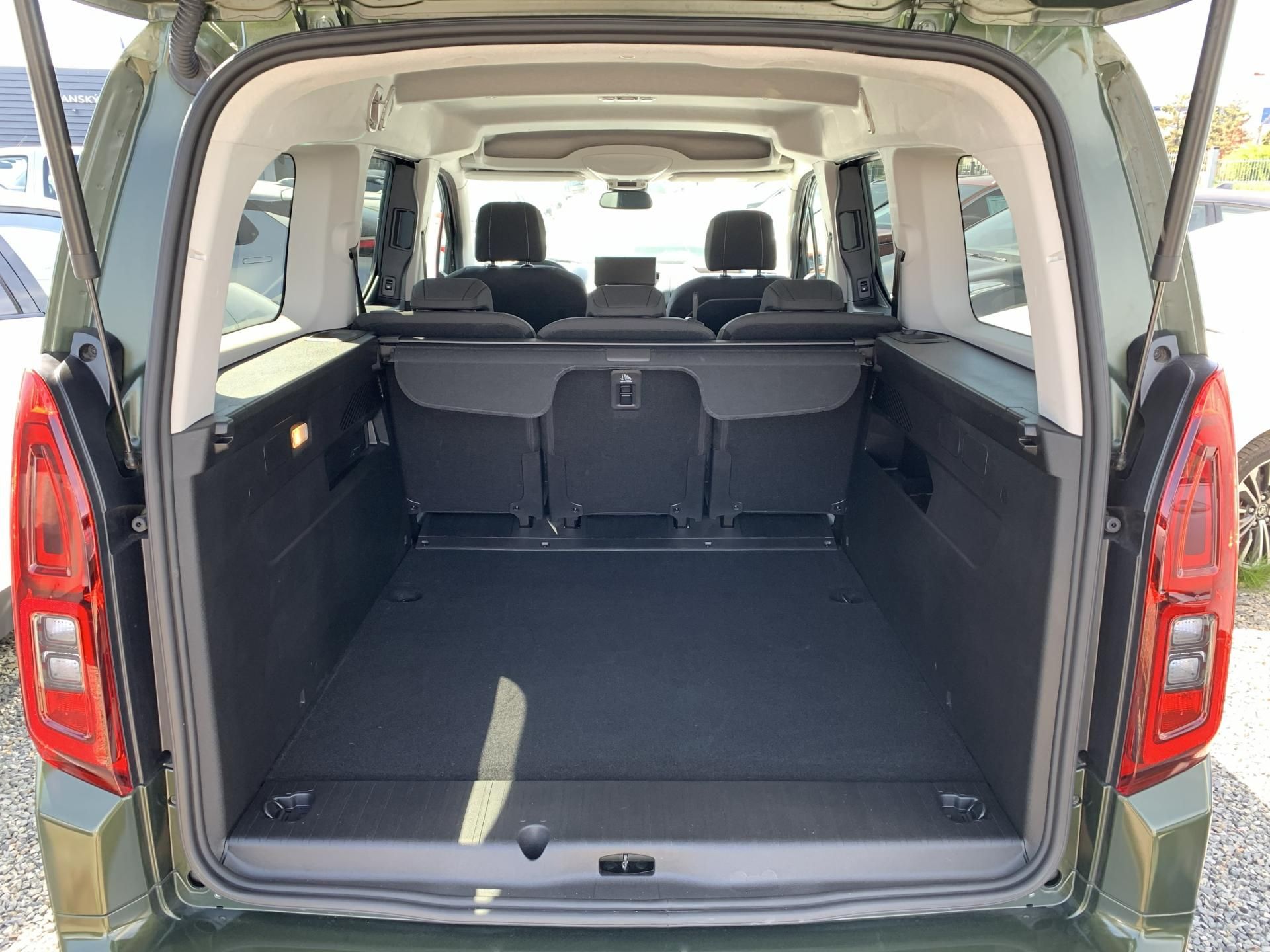 Toyota Proace City Verso, LONG VIP 1.5 D-4D 96kW AT8 - fotka 5
