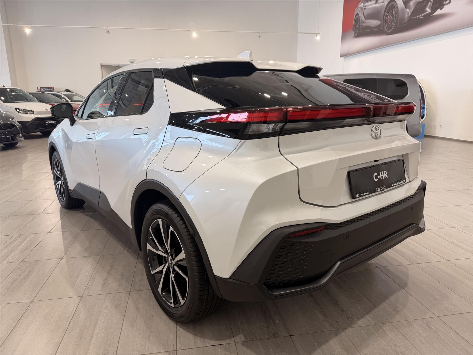 Toyota C-HR, 1,8 Style  Hybrid (140k) - fotka 2