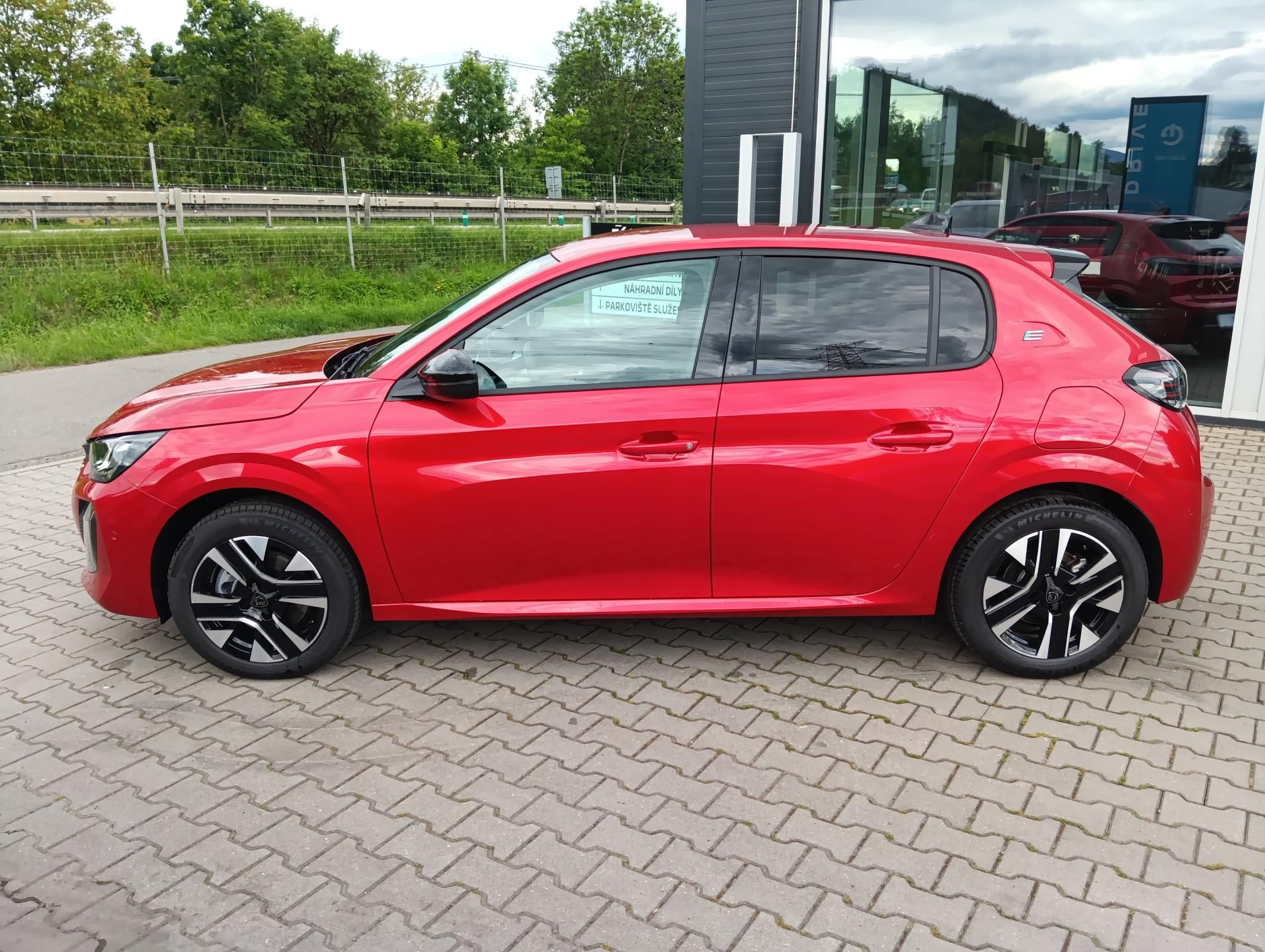 Peugeot 208, ALLURE Elektro 115 kW / 156 k - fotka 4