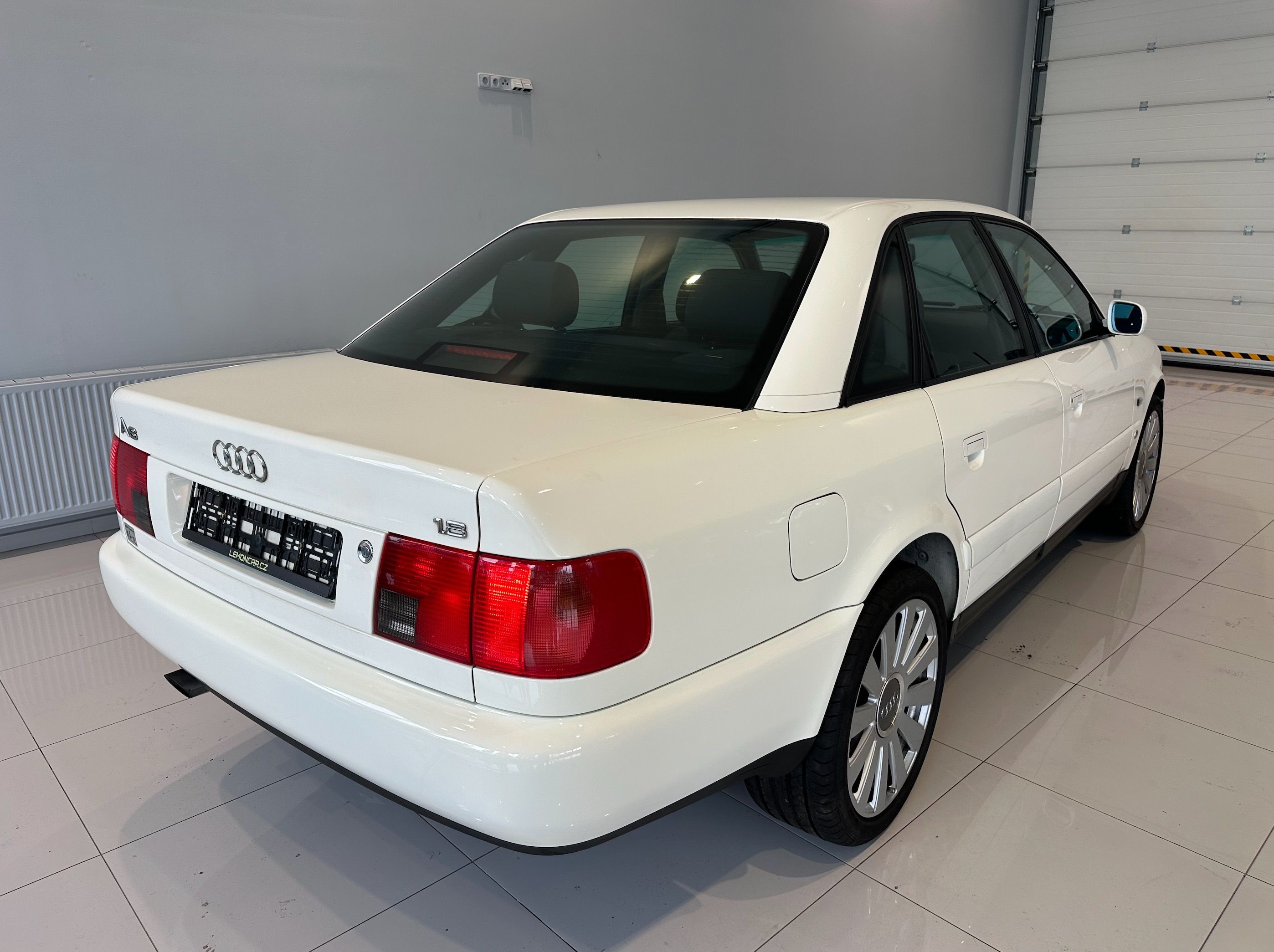 Audi A6, C4 1.8 5v 160.000km Top Stav - fotka 6
