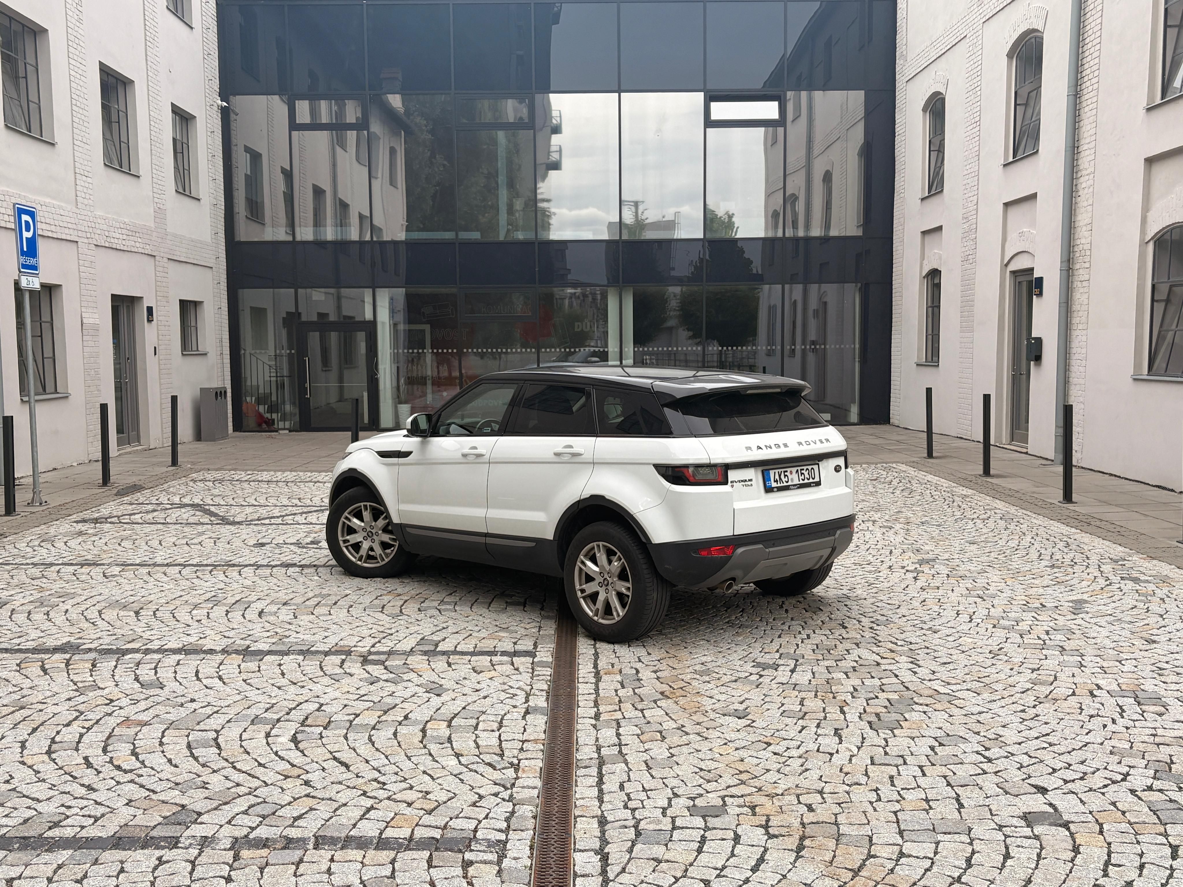Land Rover Range Rover Evoque, Hezký kousek s CarPlay - fotka 3
