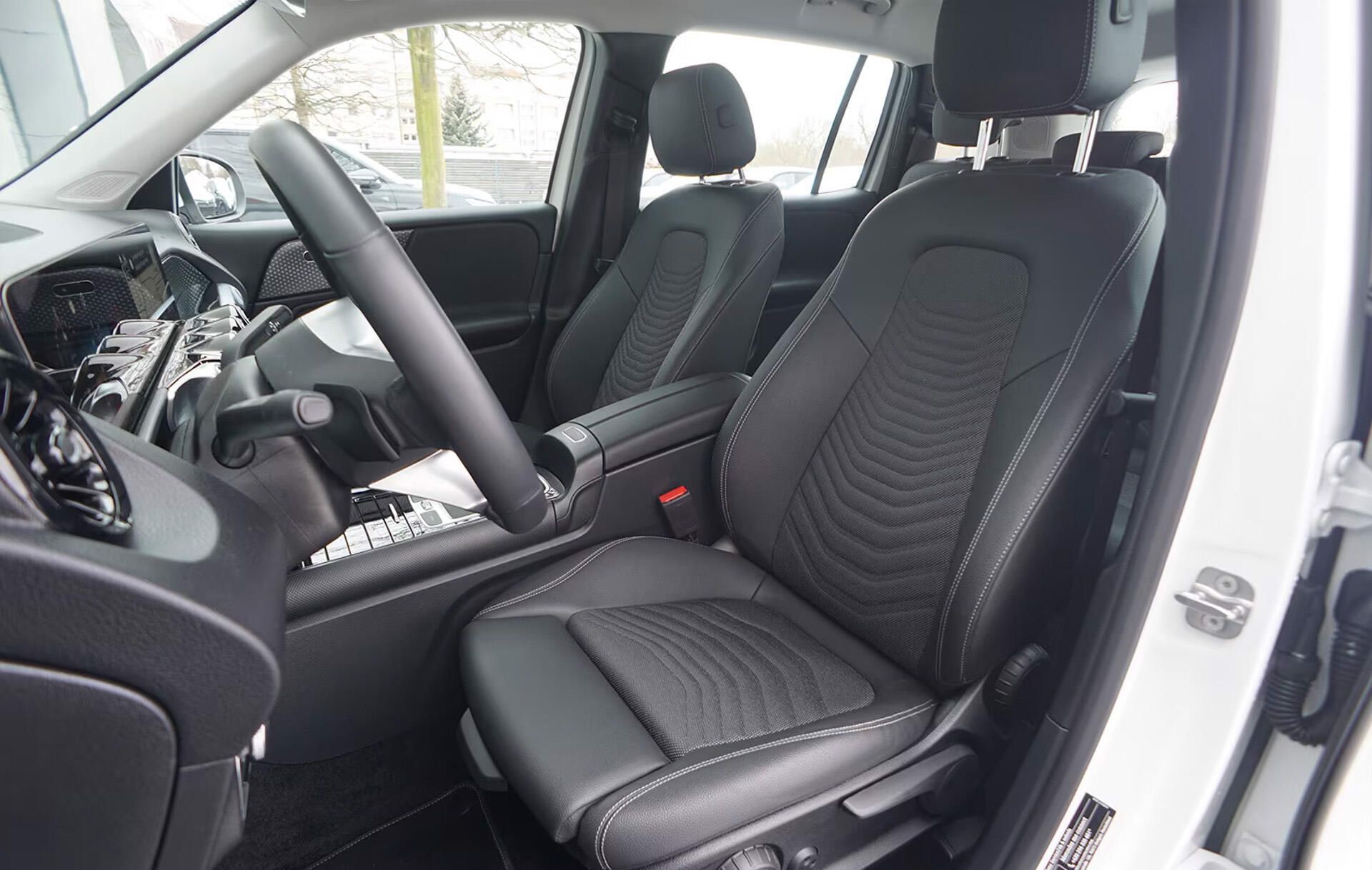 Mercedes-Benz GLB, 220 4MATIC Kamera LED Asist - fotka 4