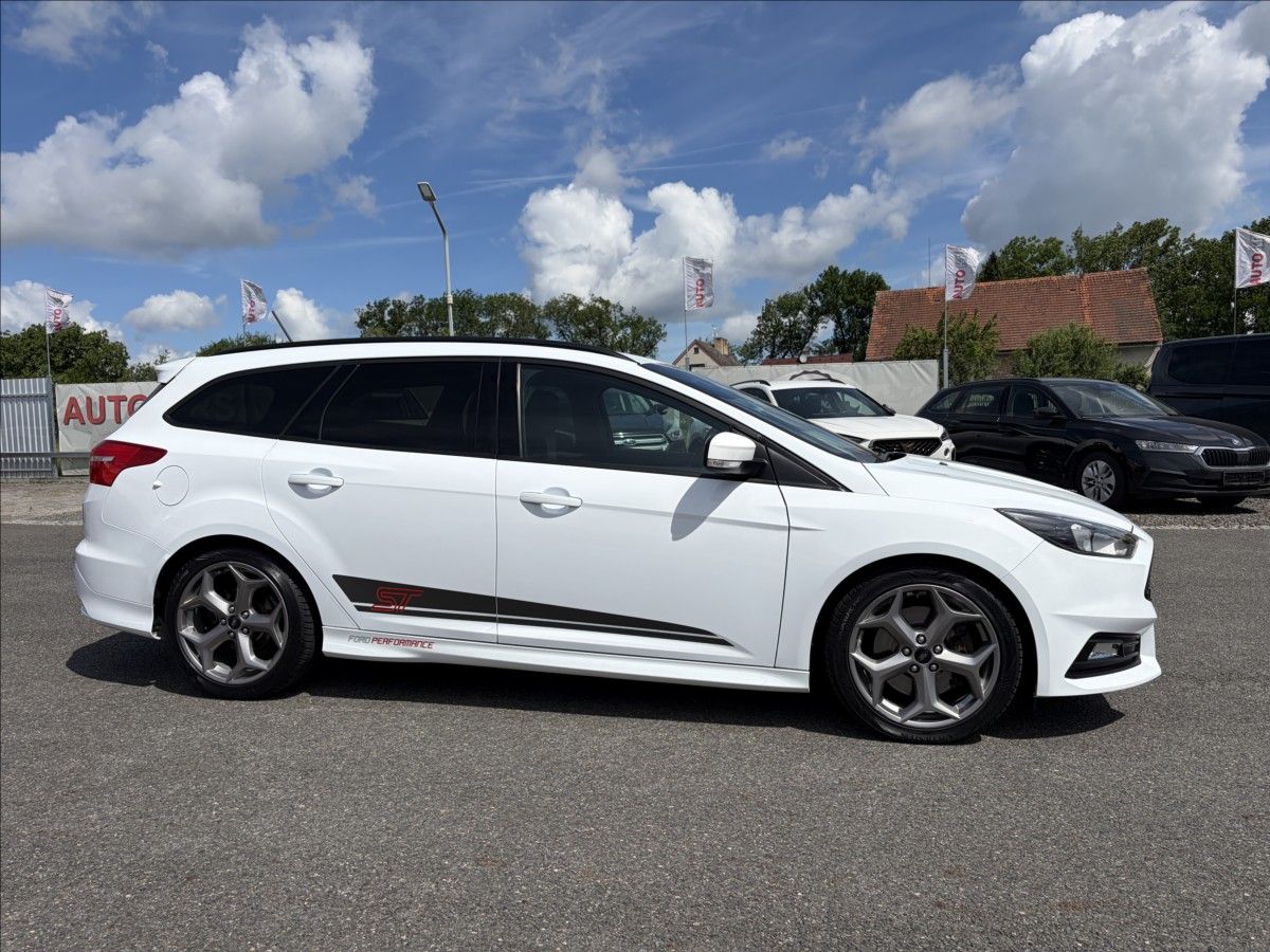 Ford Focus, 2,0 EB 184KW ST , Navi,Winterp - fotka 3