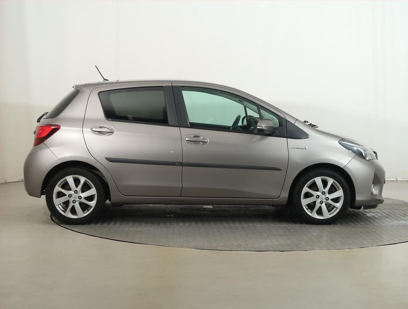 Toyota Yaris, 1.5 Hybrid, Automat, Kůže - fotka 6