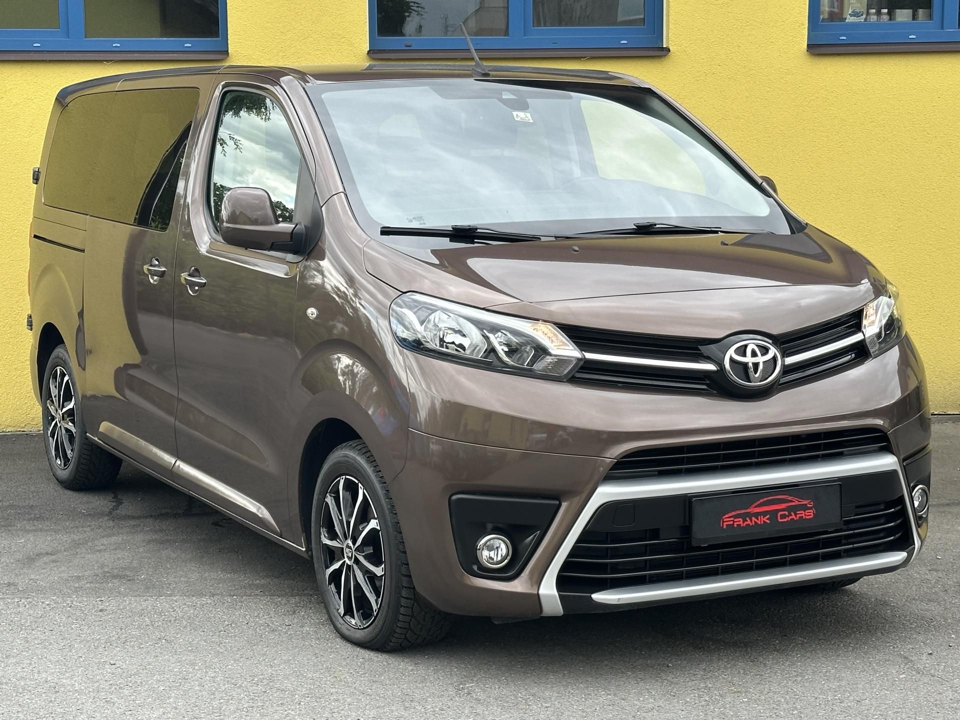 Toyota Proace, AUTOMAT 2.0/130kW ČR * 5.Míst - fotka 2