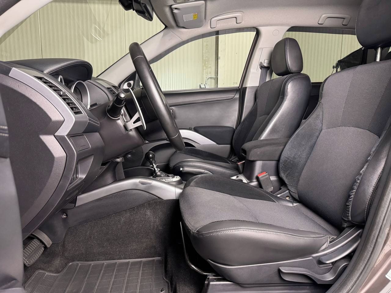 Mitsubishi Outlander, 2.2d 4x4, 7 míst, ČR, Rozvody - fotka 6