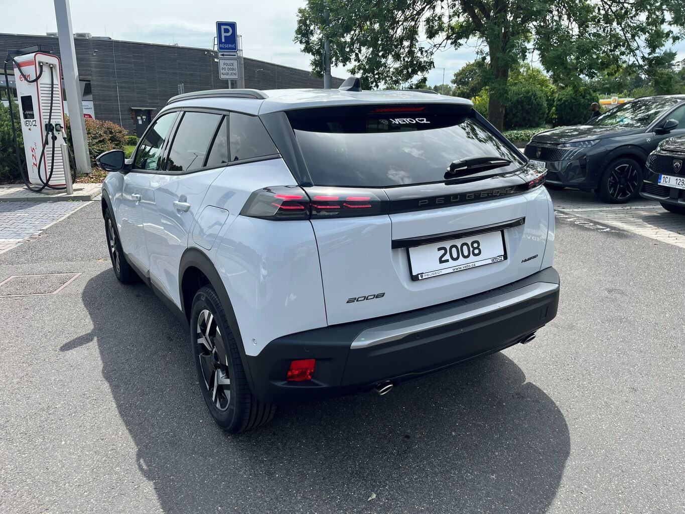 Peugeot 2008, ALLURE Hybrid 145 e-DCS6 - fotka 3