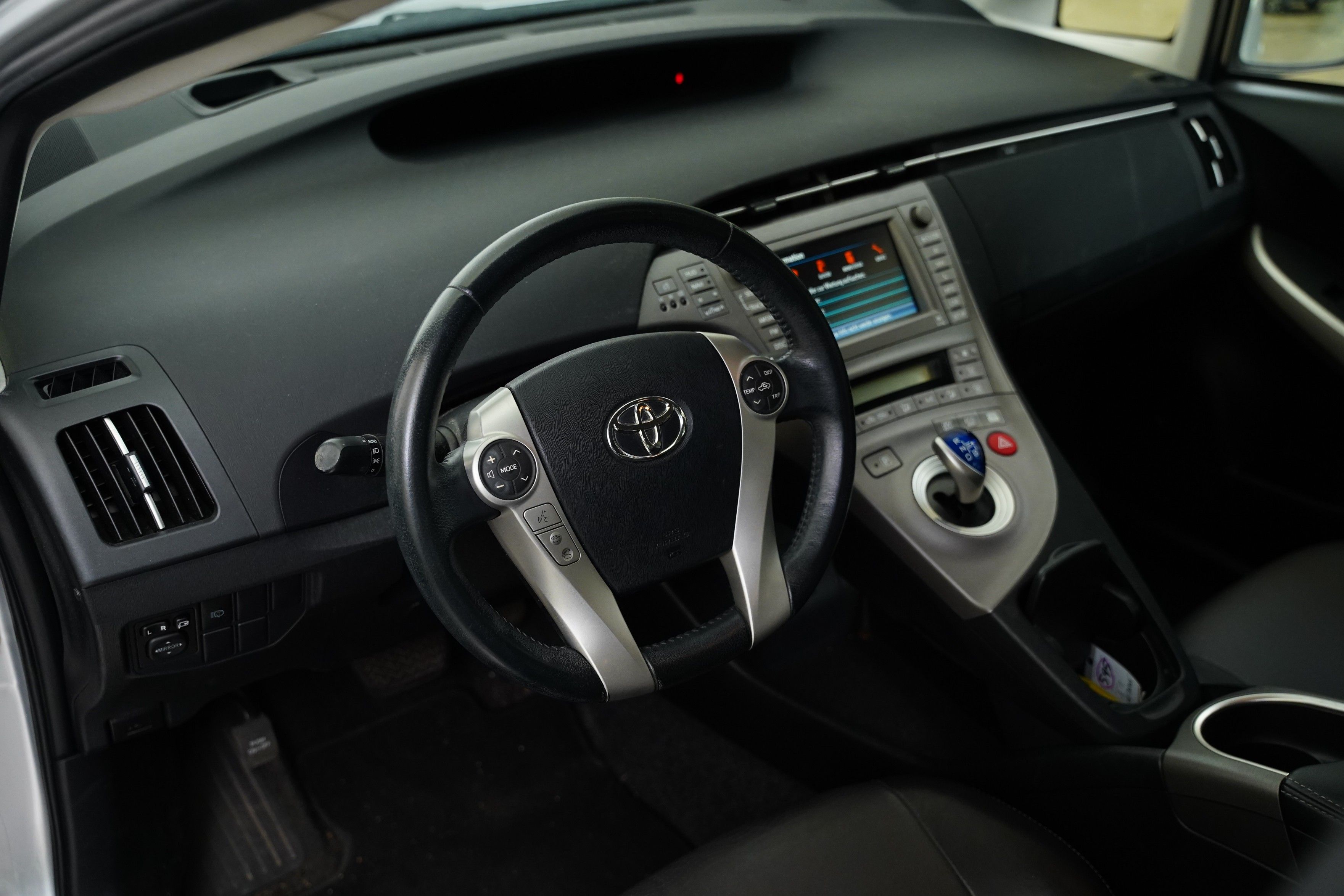 Toyota Prius, 1.8 Hybrid 100 kW Executive - fotka 5