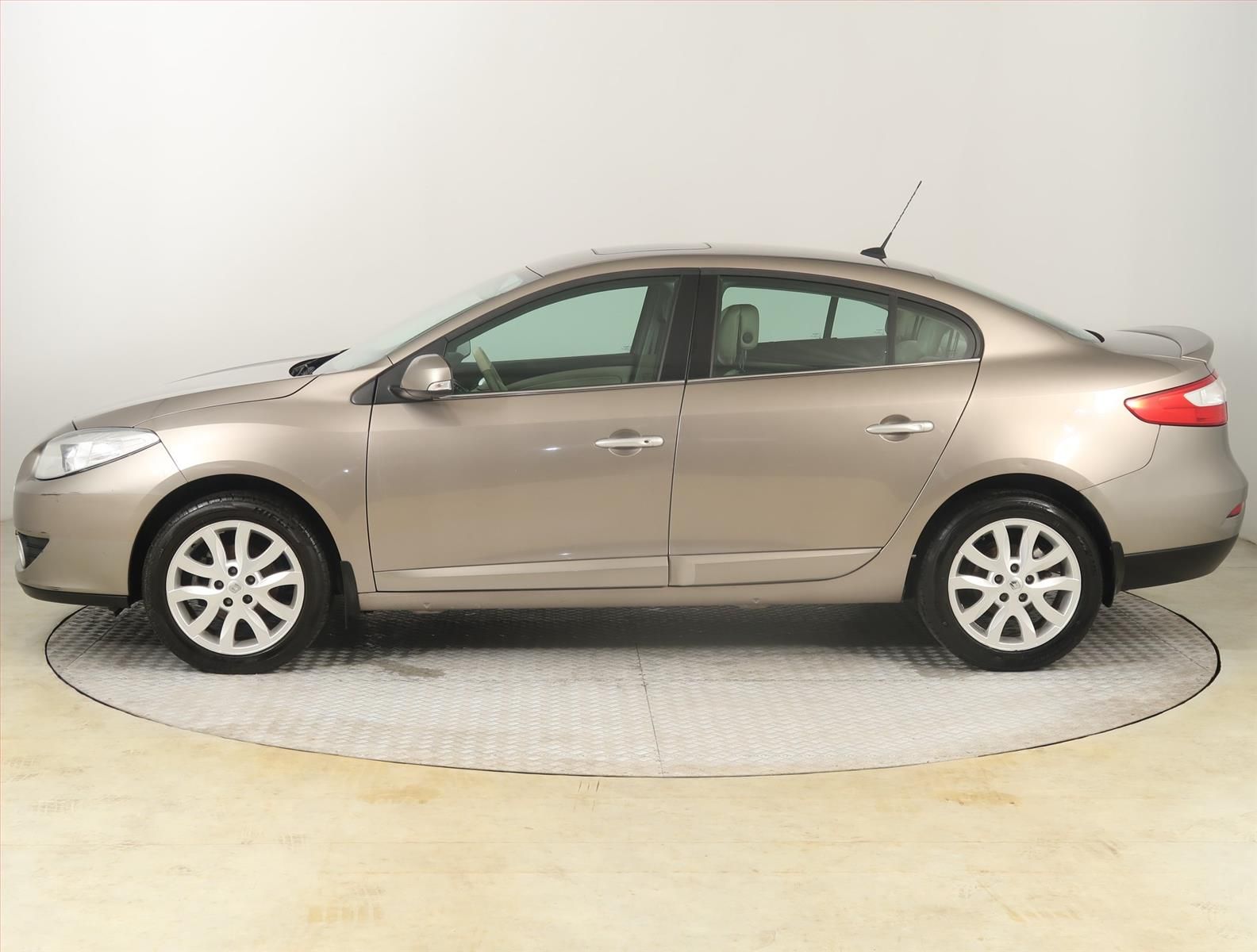 Renault Fluence, 1.6 16V, Automatická klima - fotka 3
