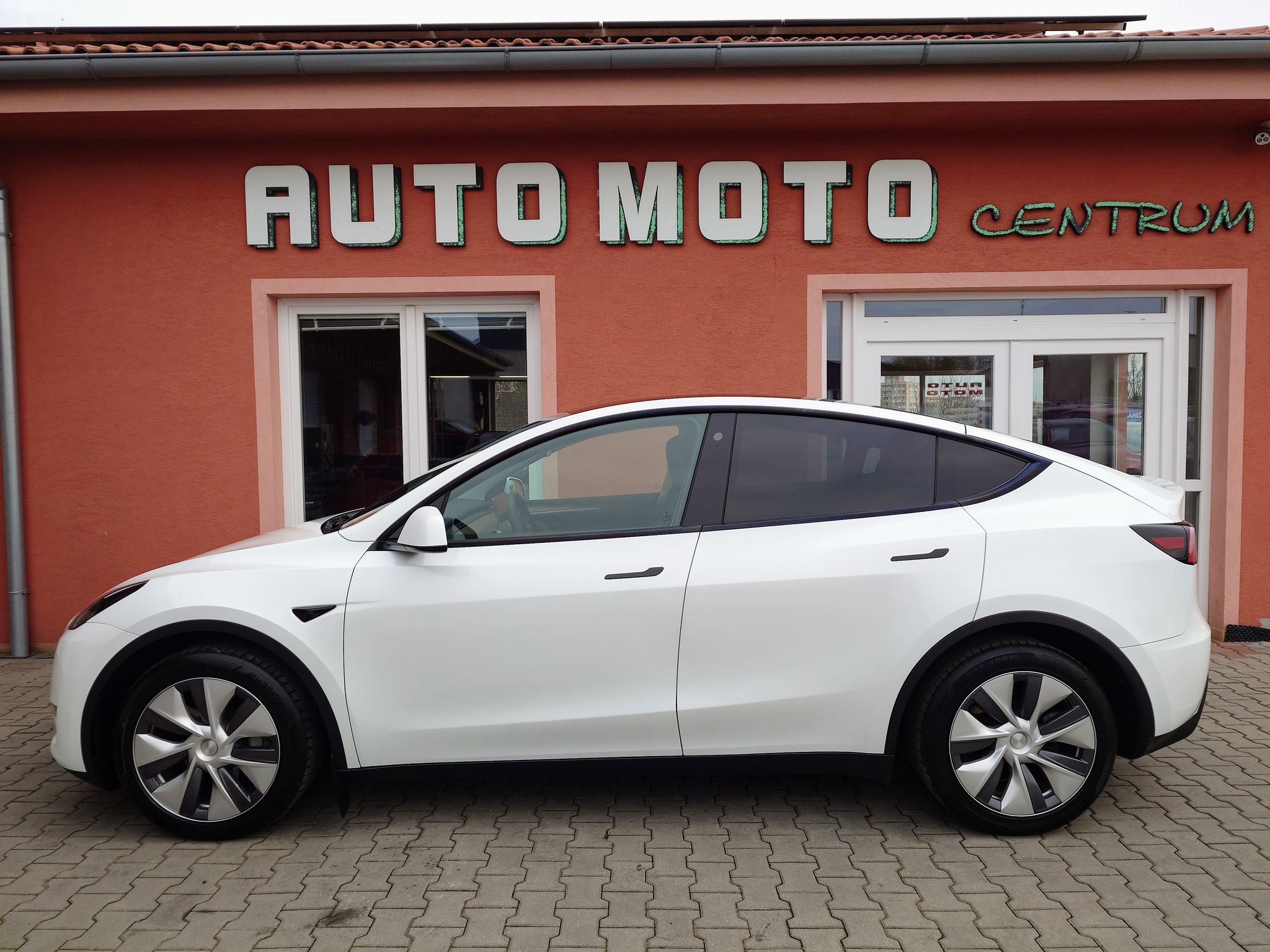 Tesla Model Y, Standard plus RWD 220kW SOH 95 - fotka 2