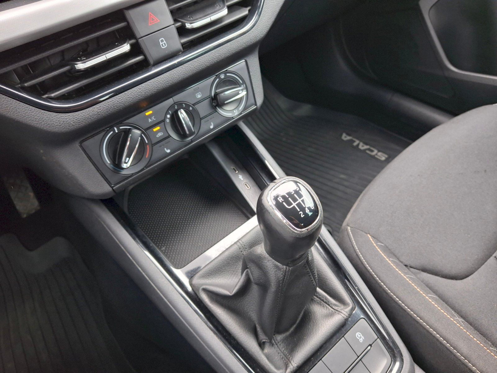 Škoda Scala, Ambition 1,0TSi 81kW - fotka 4
