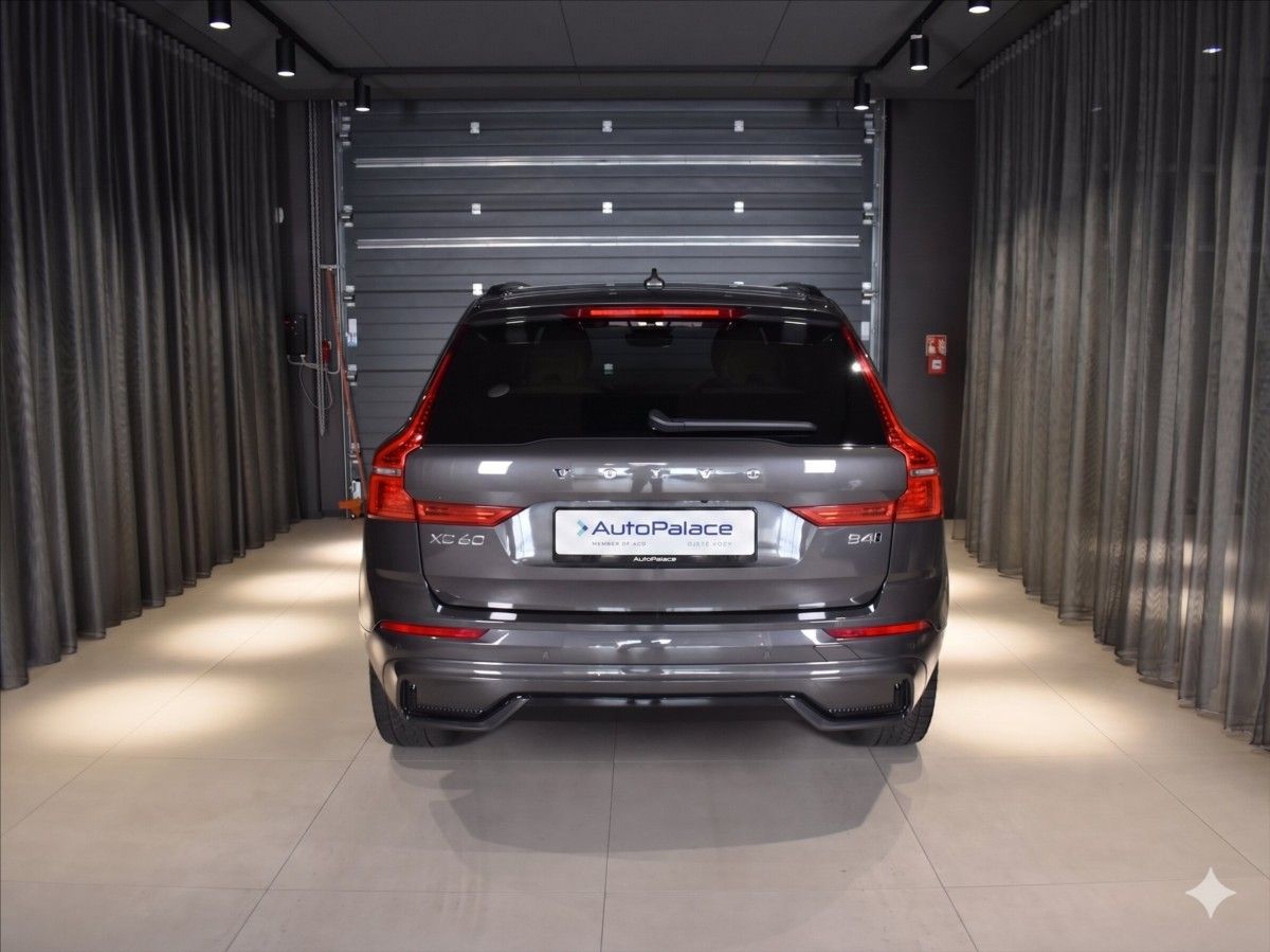 Volvo XC60, 2,0 B4 AWD Ultimate tažné,pano - fotka 4