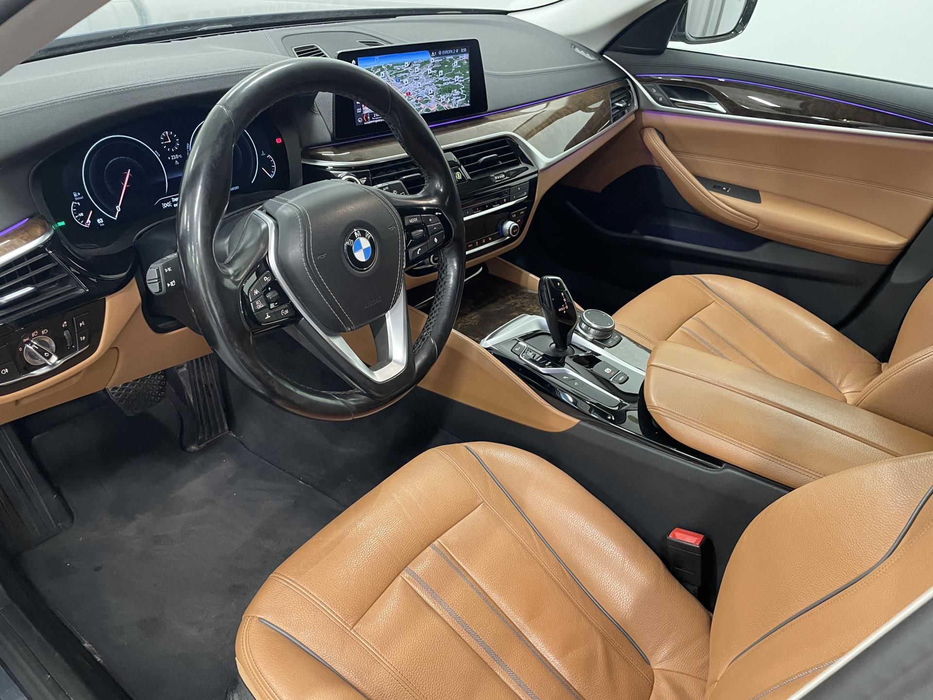 BMW Řada 5, 530d xDrive, Nezávislé, Tažné - fotka 6