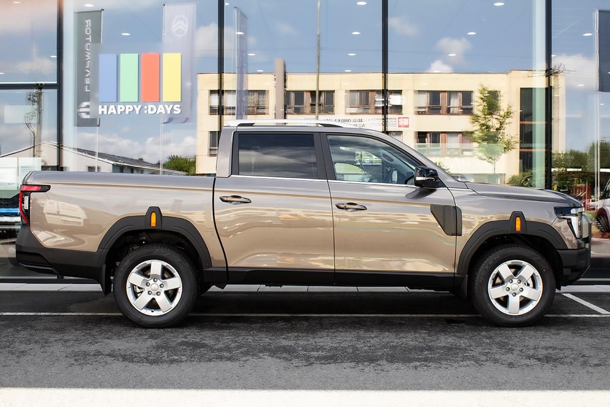 SsangYong Musso, 2,2 e-XDI 4WD AT PREMIUM+  Gra - fotka 4
