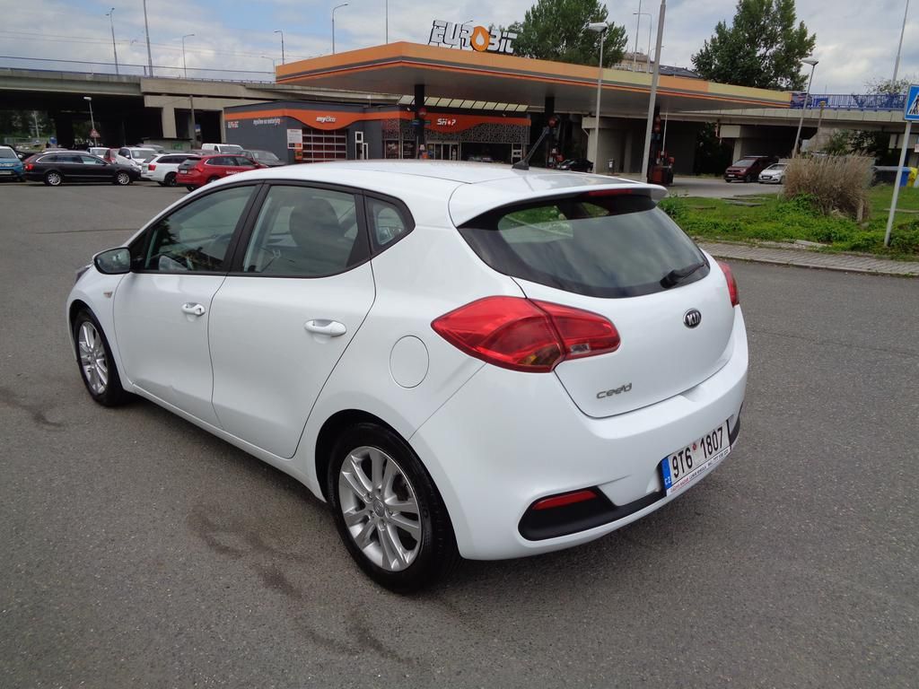 Kia Cee´d, 1.4  CVVT,KOUPENO ČR,1.MAJITEL - fotka 3