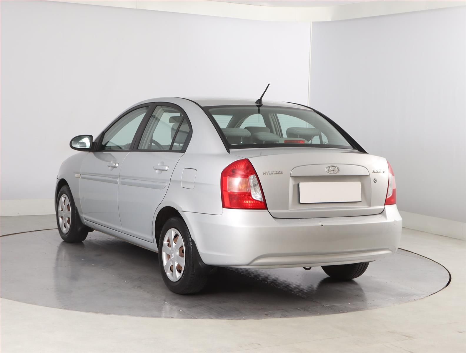 Hyundai Accent, 1.4i, po STK, rezervace - fotka 4