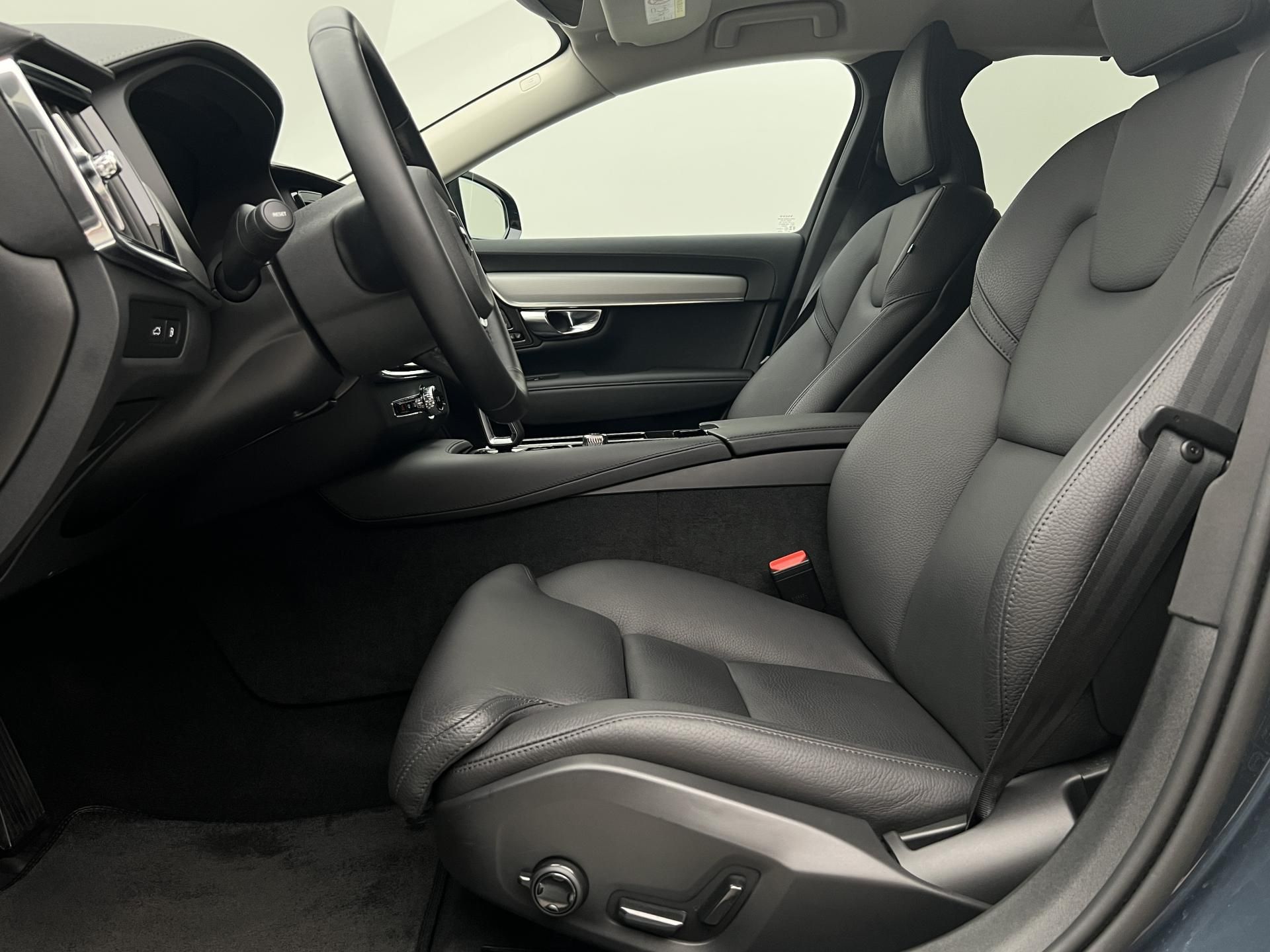 Volvo V90, T6 AWD DARK PLUS - fotka 3