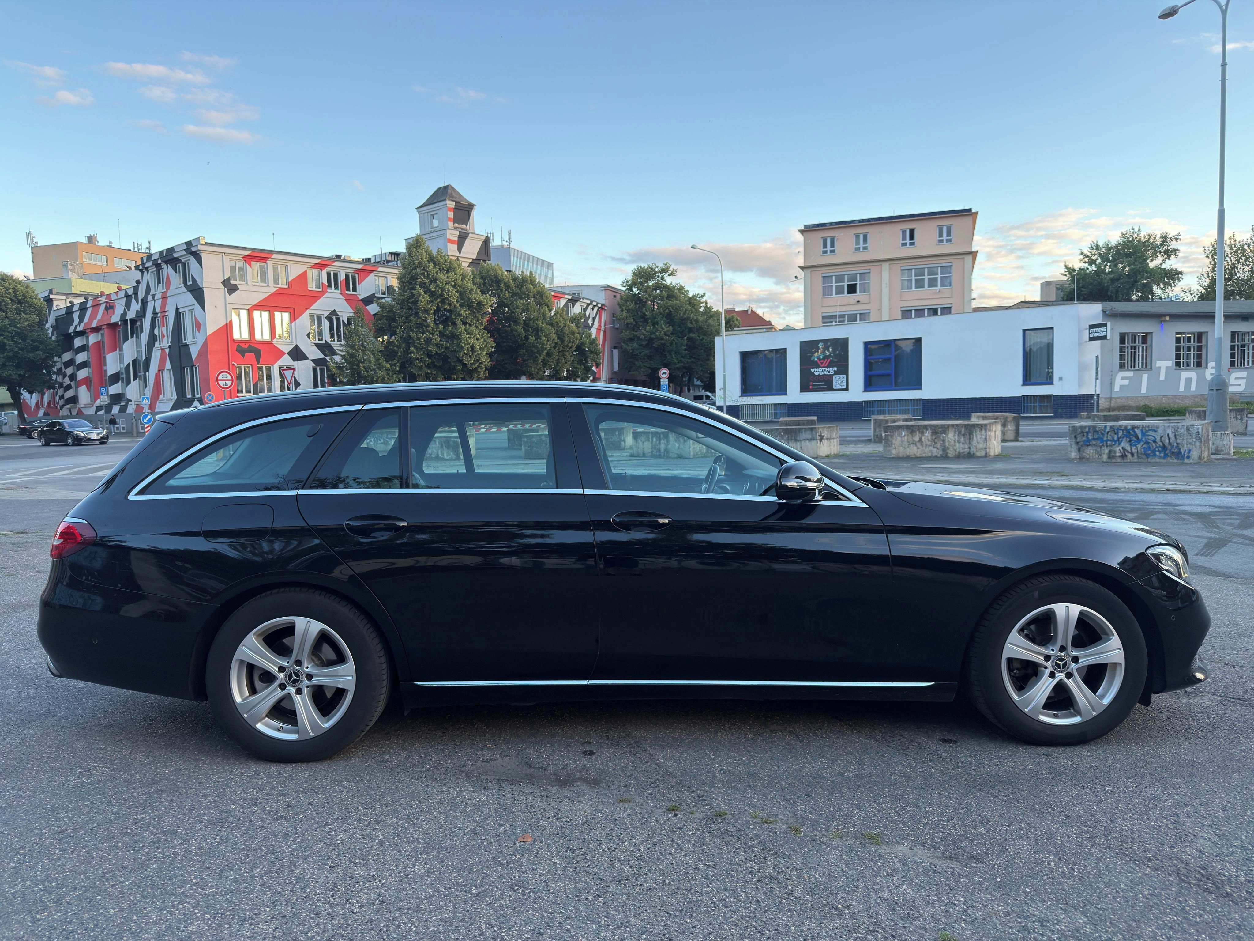 Mercedes-Benz Třídy E, 220d, servisováno - fotka 5