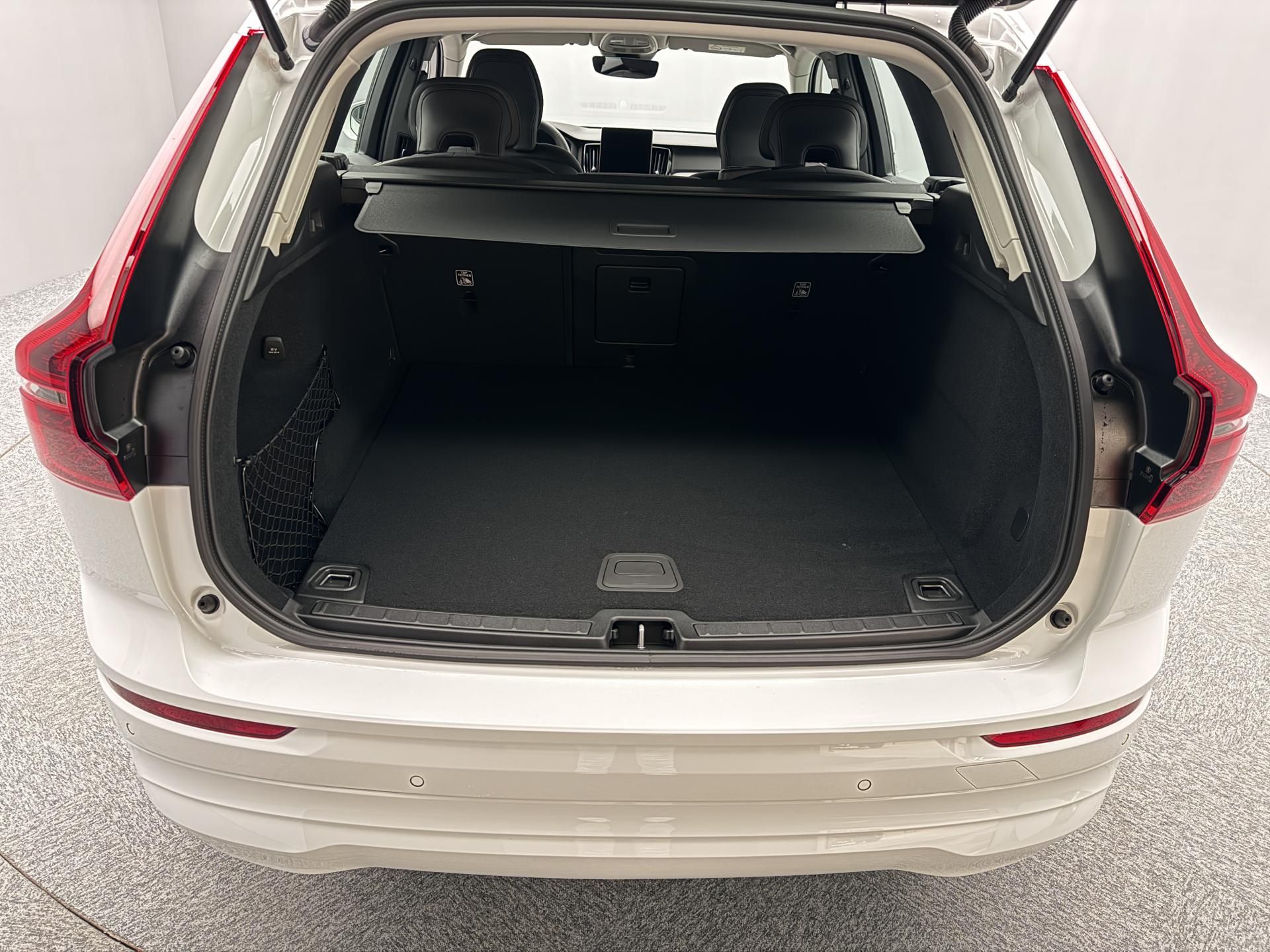 Volvo XC60, B5 AWD AUT ESSENTIAL - fotka 4