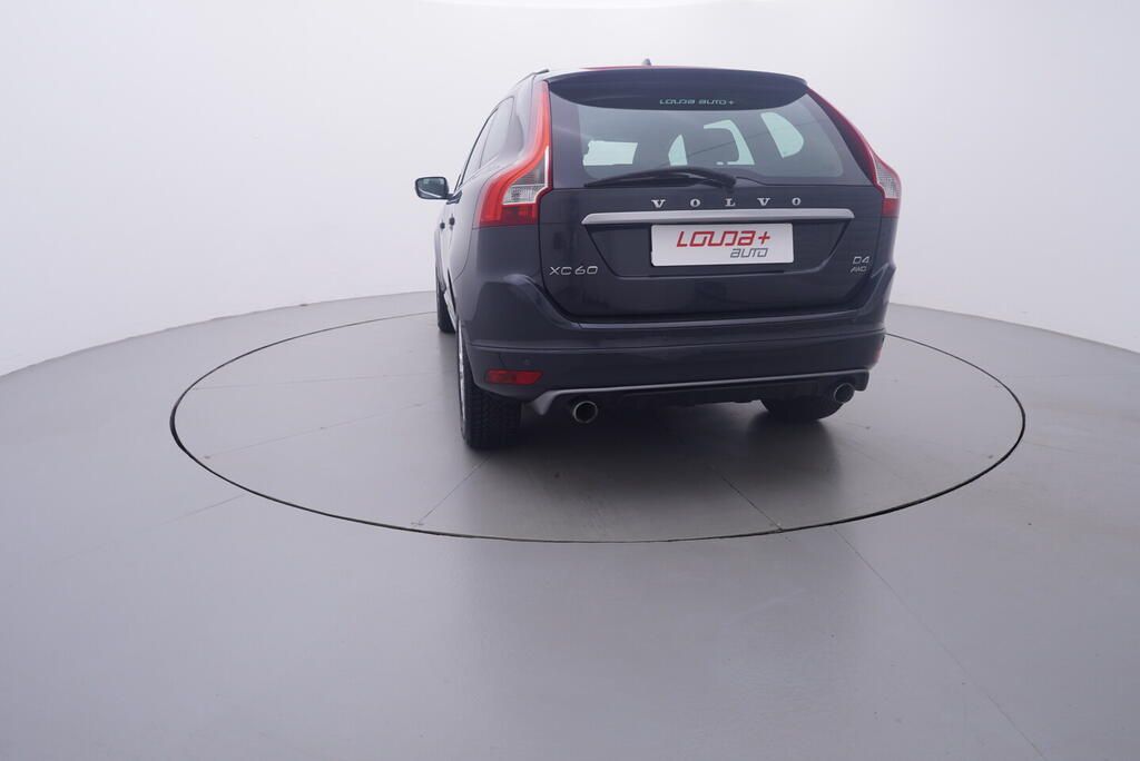 Volvo XC60, R-design Momentum 2.4 D4 133 k - fotka 4